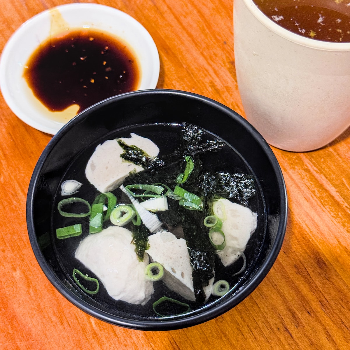 一兩餃子自助吧湯品加料區，紫菜豆腐魚丸湯可自行加入蔥花、柴魚片與海苔，鮮甜度自己掌控，CP值爆表是很多人回訪的原因之一