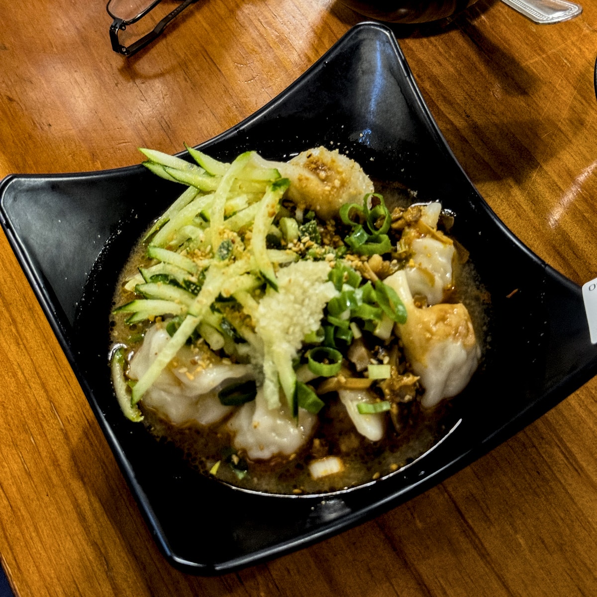 香辣老虎麵實拍，一兩餃子招牌麵食之一，使用本土溫體黑豬肉，香辣帶勁、肉香扎實，爬完觀音山來一碗超過癮的高雄大社美食推薦