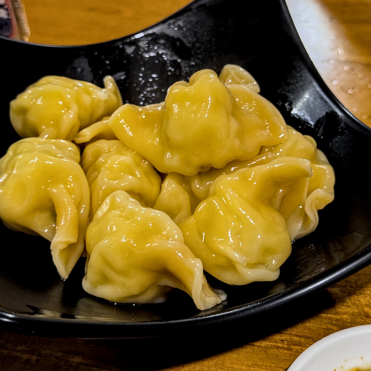 高麗菜玉米水餃實拍，金黃玉米與清甜高麗菜內餡飽滿，口感脆甜多汁，沾特製醬油更提鮮，是一兩餃子適合大人小孩的經典口味推薦