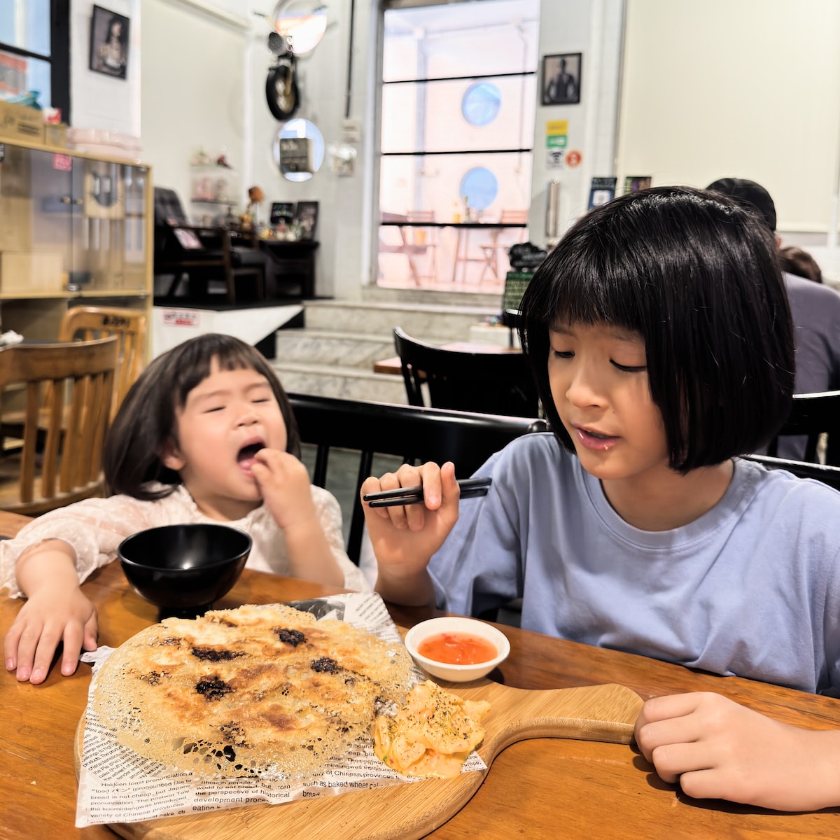 冰花餃子實拍，一兩餃子10顆份量的煎餃，外層冰花酥脆像餅乾，搭配特製黃金泡菜更提味，是高雄大社觀音山周邊必吃的視覺系餃子