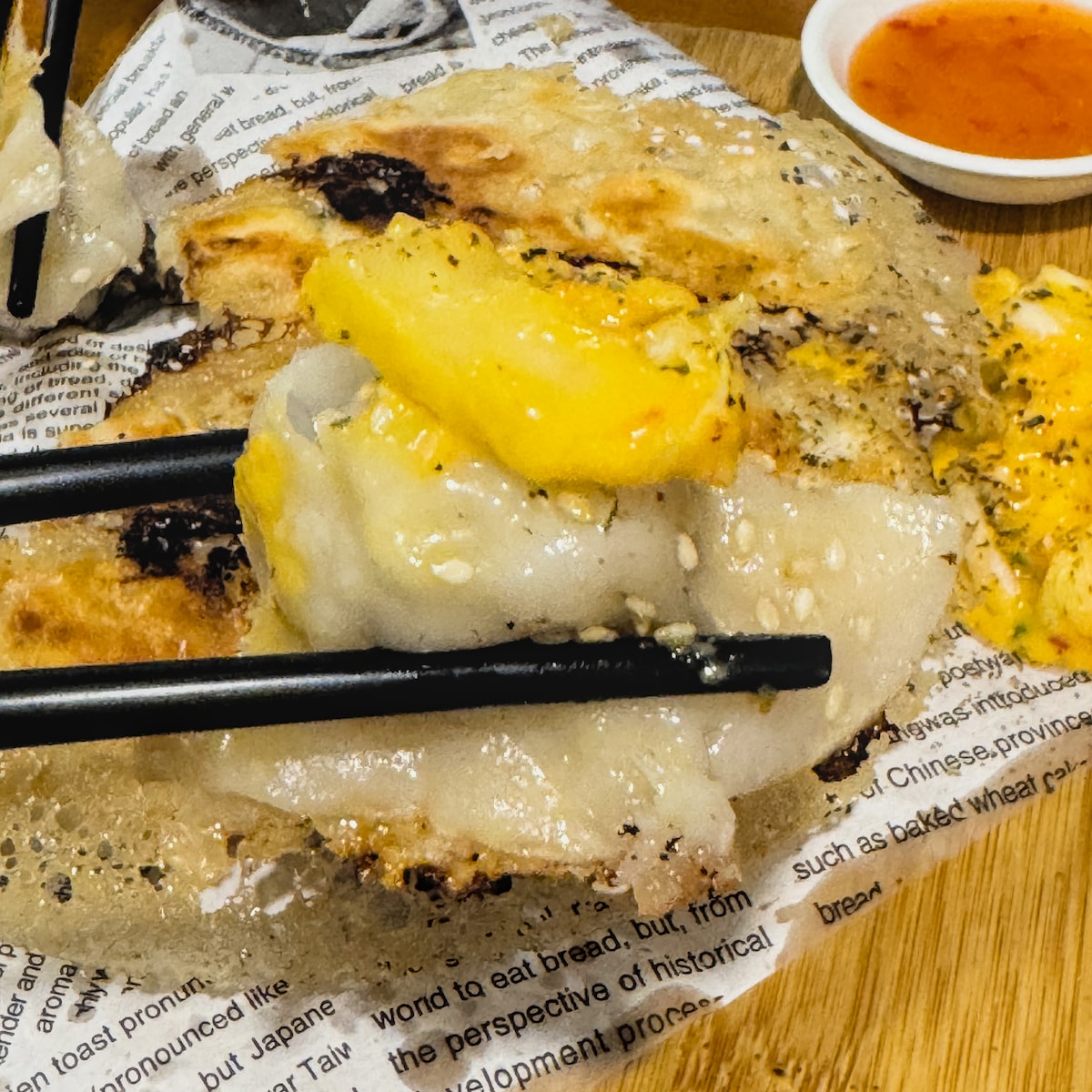 冰花餃子近拍細節，酥脆冰花網狀外皮完整成形，煎得金黃誘人，入口卡滋又不油膩，來一兩餃子必點的高雄大社美食招牌