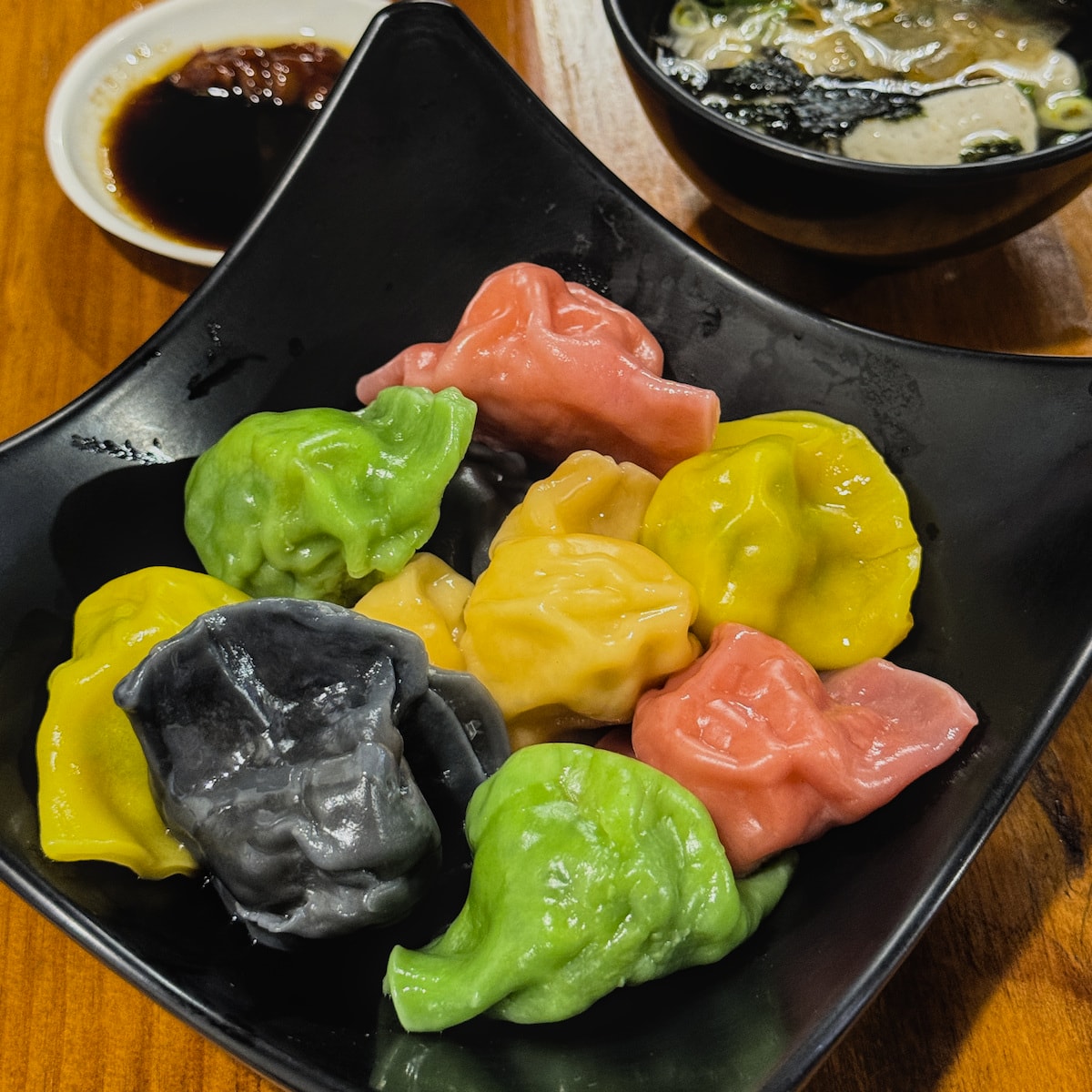 小五彩餃子實拍，一次吃到五種口味的綜合水餃，天然食材呈現繽紛色澤，包含韭黃、高麗菜玉米、高麗菜蝦仁、韭菜玉米、韭菜蝦仁，適合多人分享