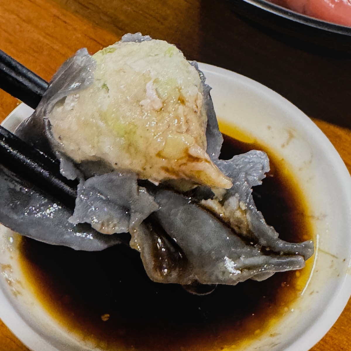 小五彩餃子裝盤與餡料質感呈現，多口味綜合搭配讓選擇障礙直接被治癒，適合初訪一兩餃子時點一份快速認識店家招牌水餃