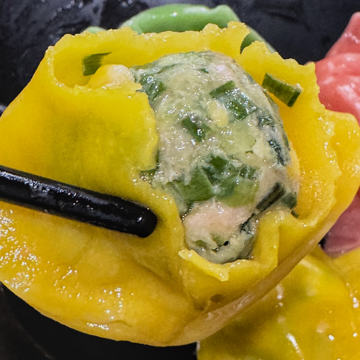 小五彩餃子與桌上用餐場景，繽紛水餃很適合拍照打卡，視覺與口味都兼顧，來高雄大社觀音山爬山後安排一餐剛剛好