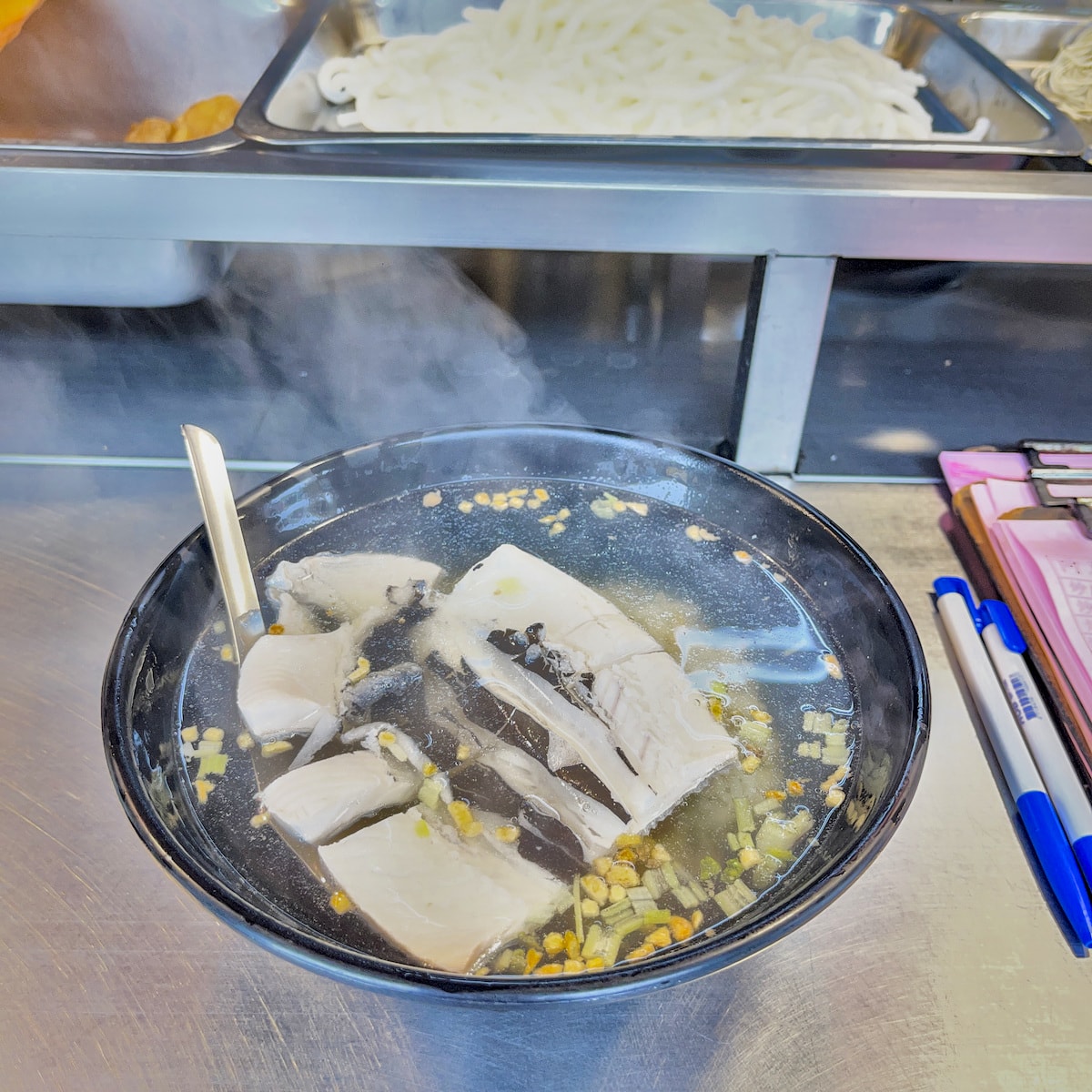 【高雄鳳山美食】阿真餐飲店：鳳山天公廟旁的高人氣在地滋味，一邊看歌仔戲一邊吃炸魚腸的奇妙體驗！