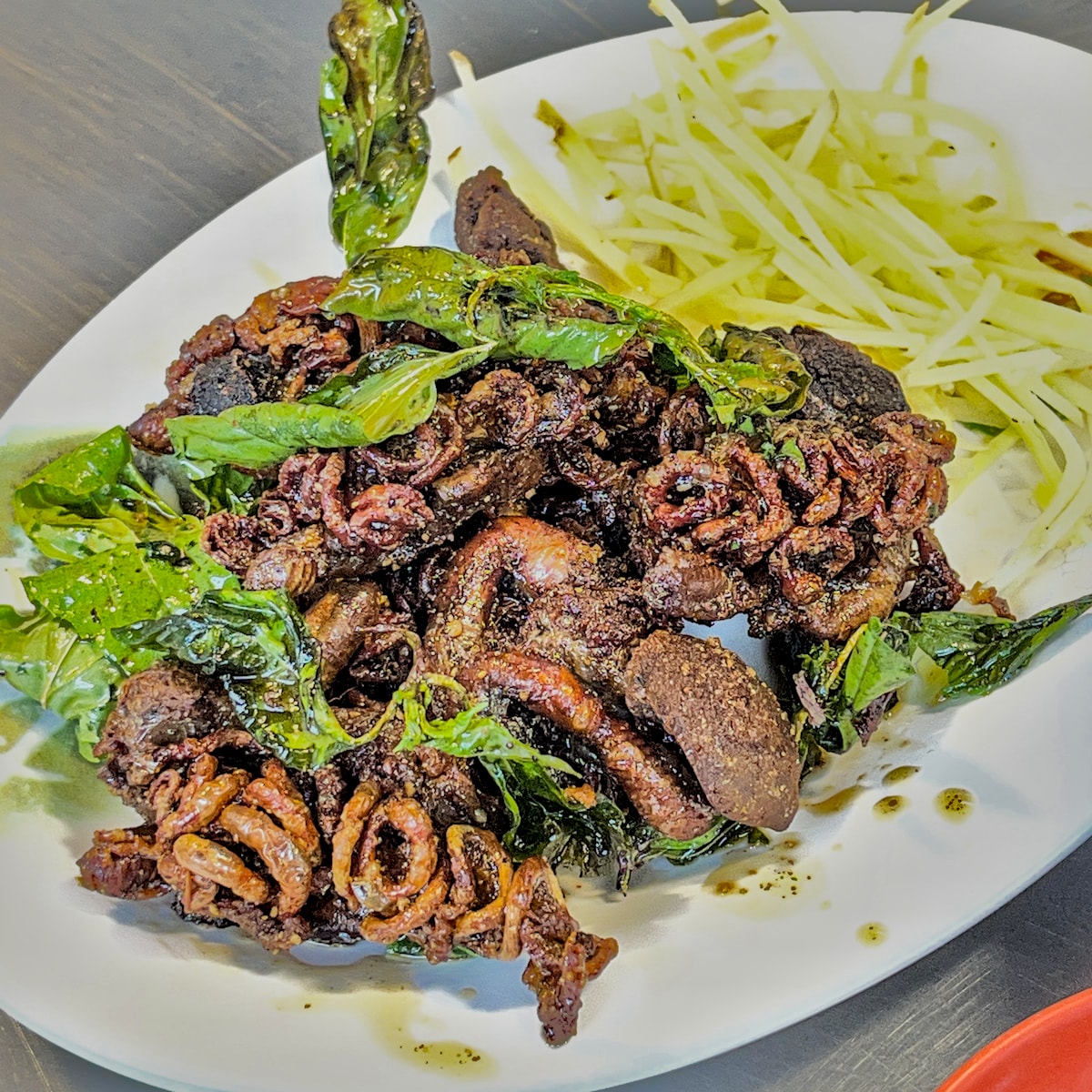【高雄鳳山美食】阿真餐飲店：鳳山天公廟旁的高人氣在地滋味，一邊看歌仔戲一邊吃炸魚腸的奇妙體驗！