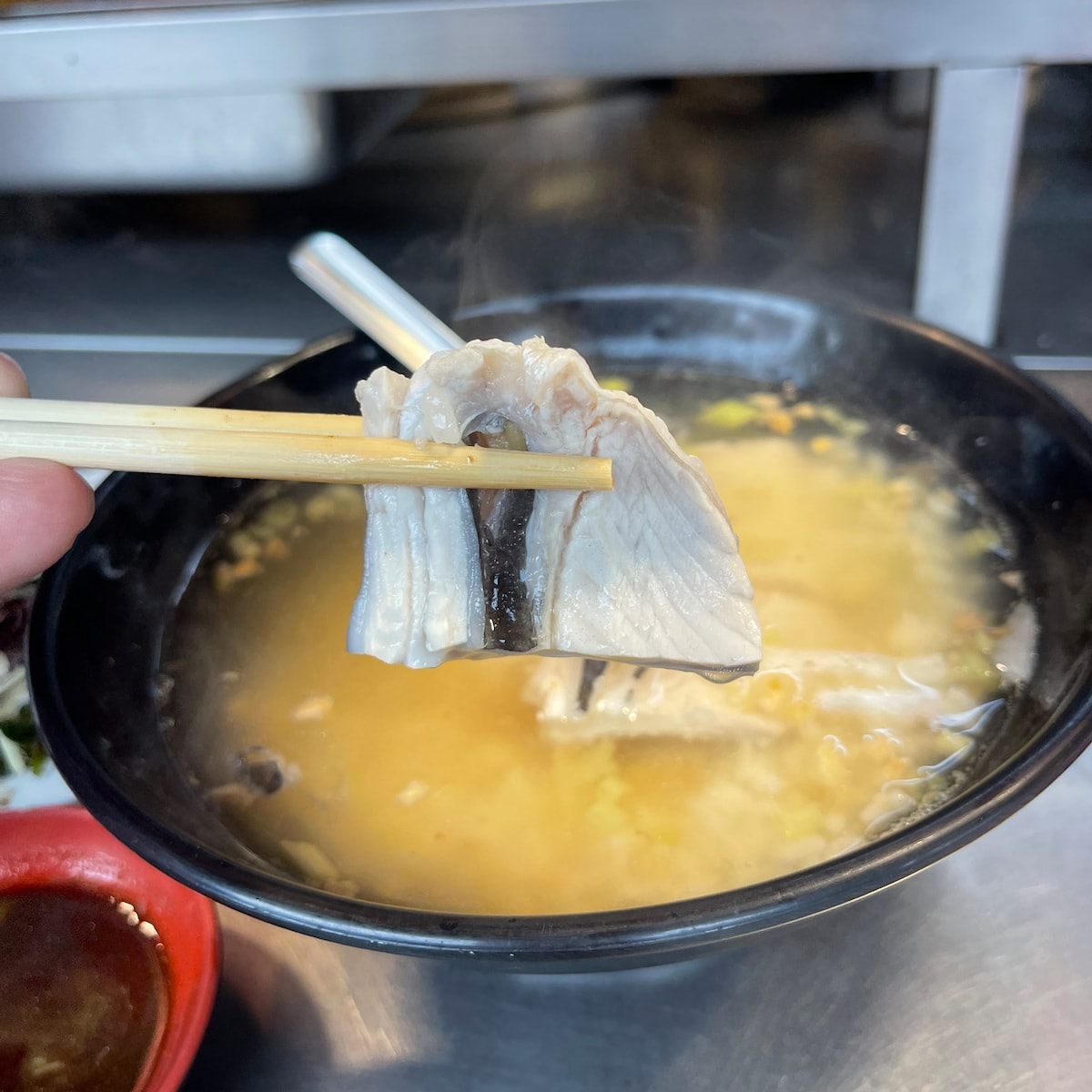 【高雄鳳山美食】阿真餐飲店：鳳山天公廟旁的高人氣在地滋味，一邊看歌仔戲一邊吃炸魚腸的奇妙體驗！