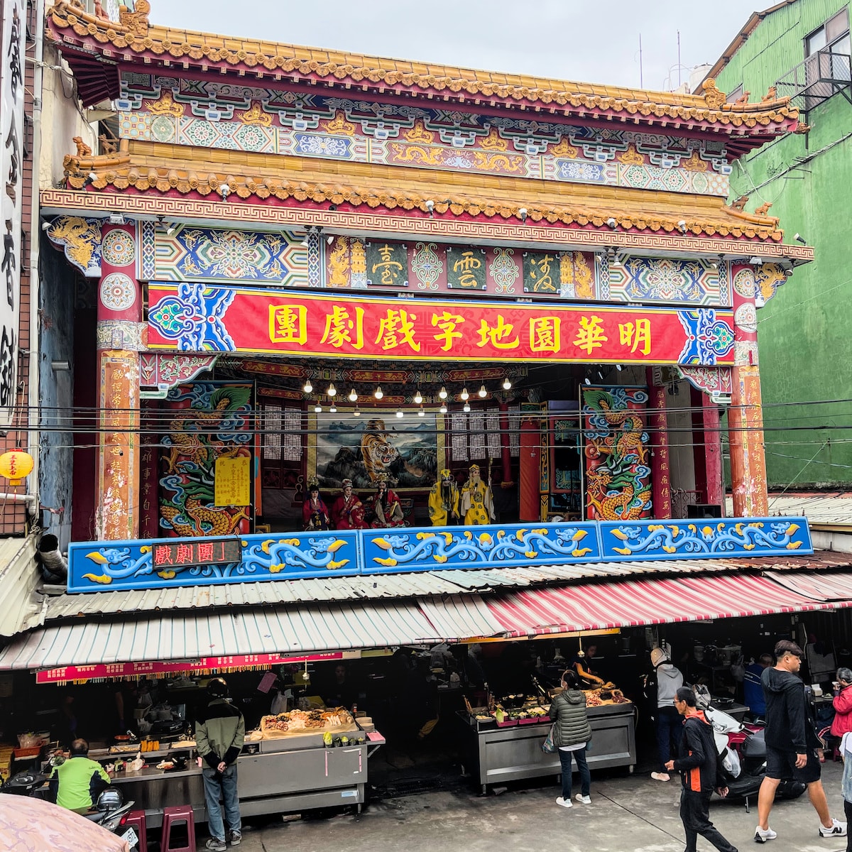 【高雄鳳山美食】阿真餐飲店：鳳山天公廟旁的高人氣在地滋味，一邊看歌仔戲一邊吃炸魚腸的奇妙體驗！