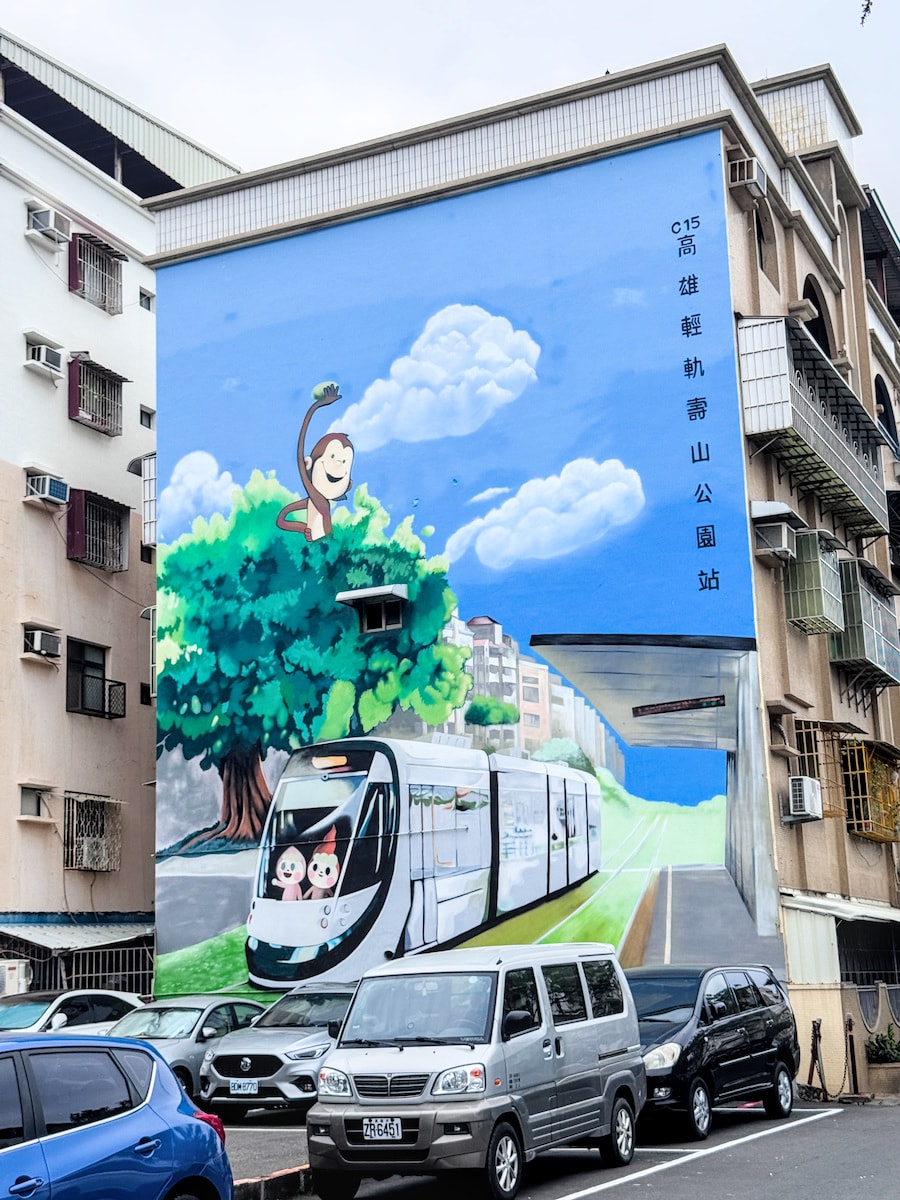 高雄輕軌美食巡禮｜陳媽媽古早味麵店：鹽埕邊界的午餐限定美味，還有超萌壽山公園站壁畫打卡！