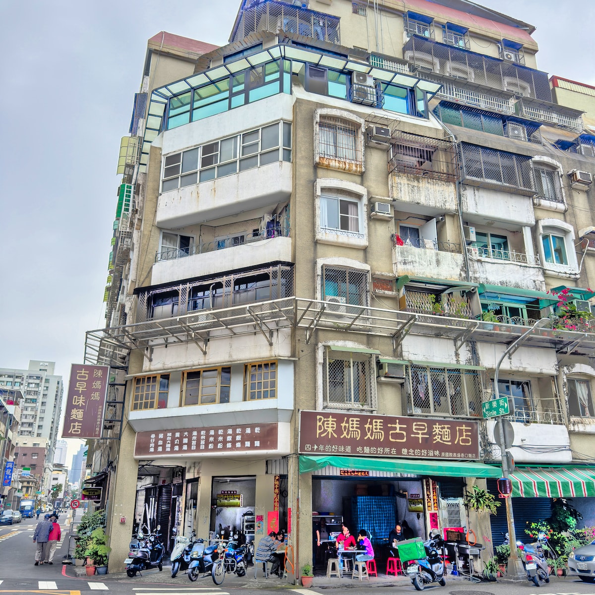 高雄輕軌美食巡禮｜陳媽媽古早味麵店：鹽埕邊界的午餐限定美味，還有超萌壽山公園站壁畫打卡！