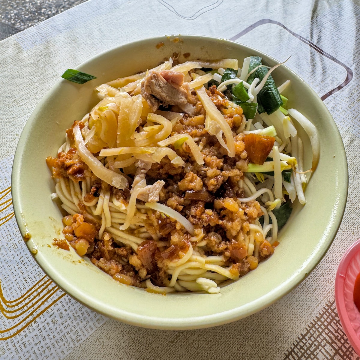 高雄輕軌美食巡禮｜陳媽媽古早味麵店：鹽埕邊界的午餐限定美味，還有超萌壽山公園站壁畫打卡！