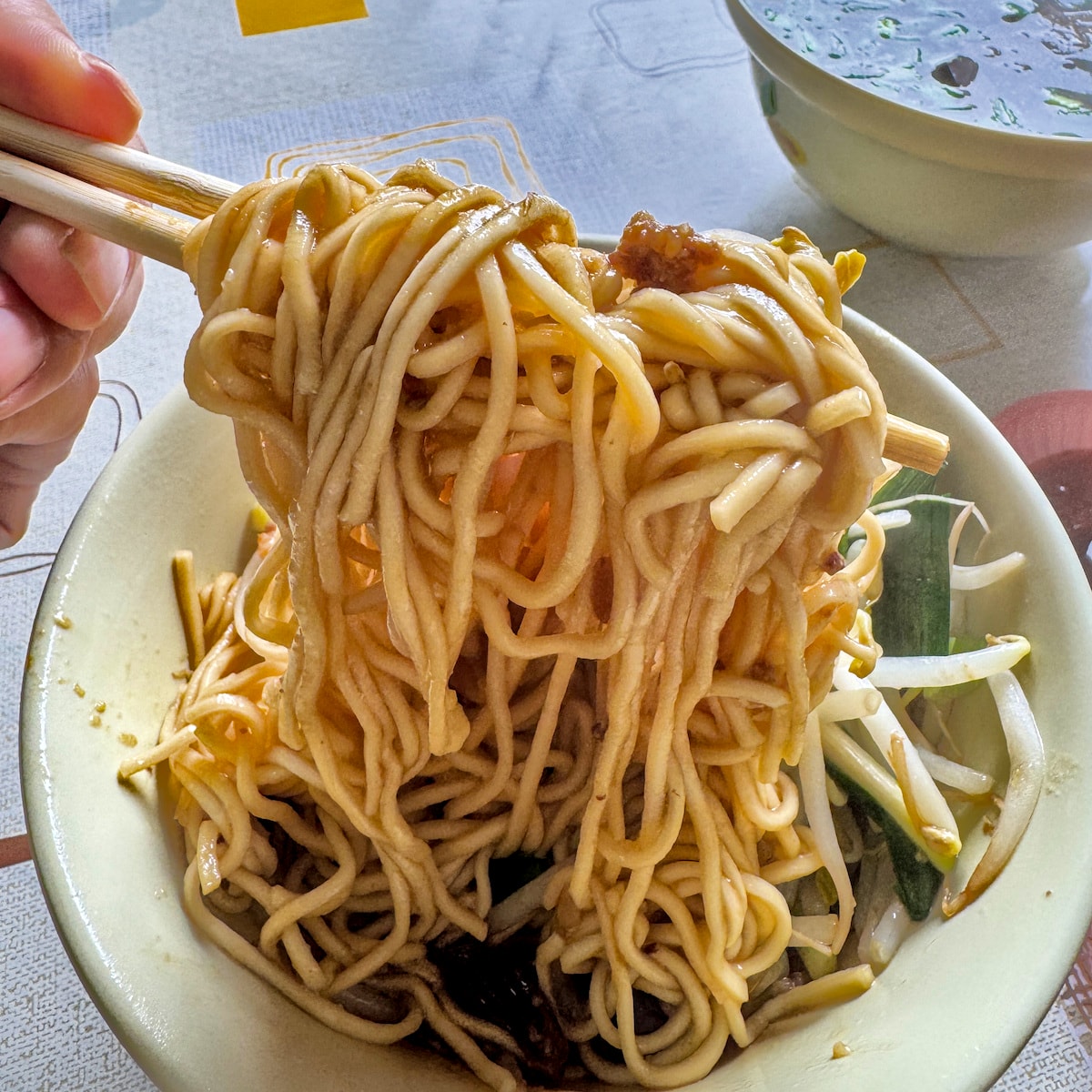 高雄輕軌美食巡禮｜陳媽媽古早味麵店：鹽埕邊界的午餐限定美味，還有超萌壽山公園站壁畫打卡！