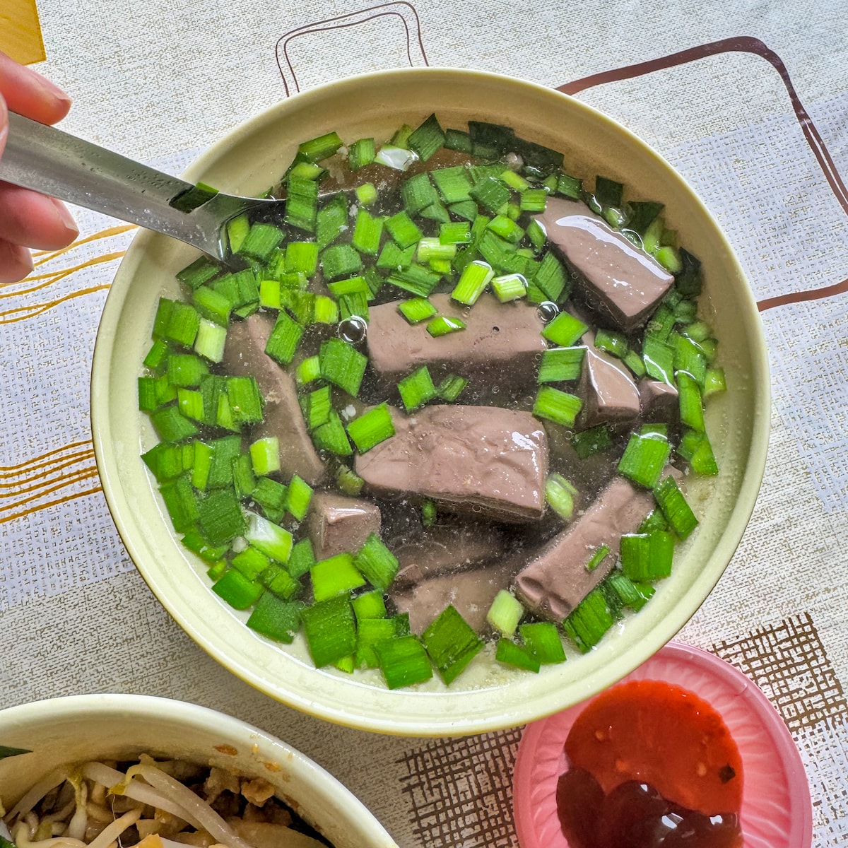 高雄輕軌美食巡禮｜陳媽媽古早味麵店：鹽埕邊界的午餐限定美味，還有超萌壽山公園站壁畫打卡！