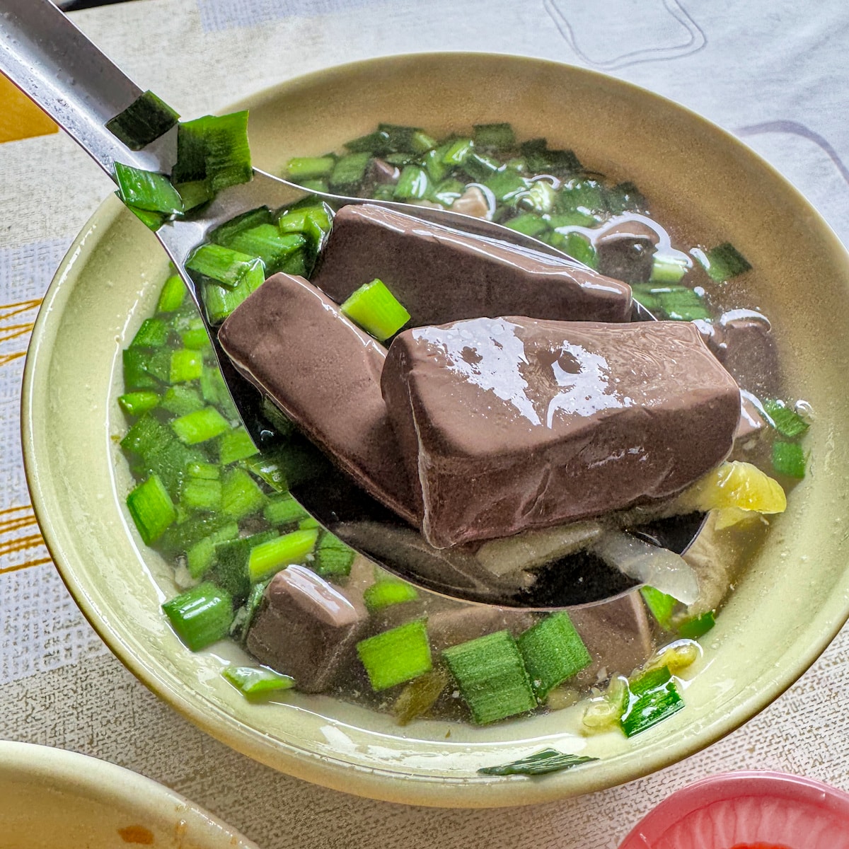 高雄輕軌美食巡禮｜陳媽媽古早味麵店：鹽埕邊界的午餐限定美味，還有超萌壽山公園站壁畫打卡！