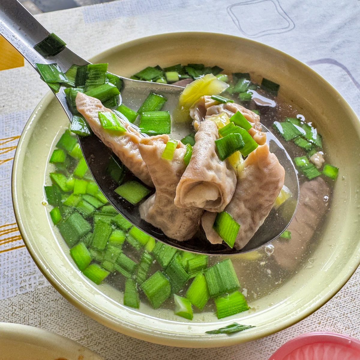 高雄輕軌美食巡禮｜陳媽媽古早味麵店：鹽埕邊界的午餐限定美味，還有超萌壽山公園站壁畫打卡！