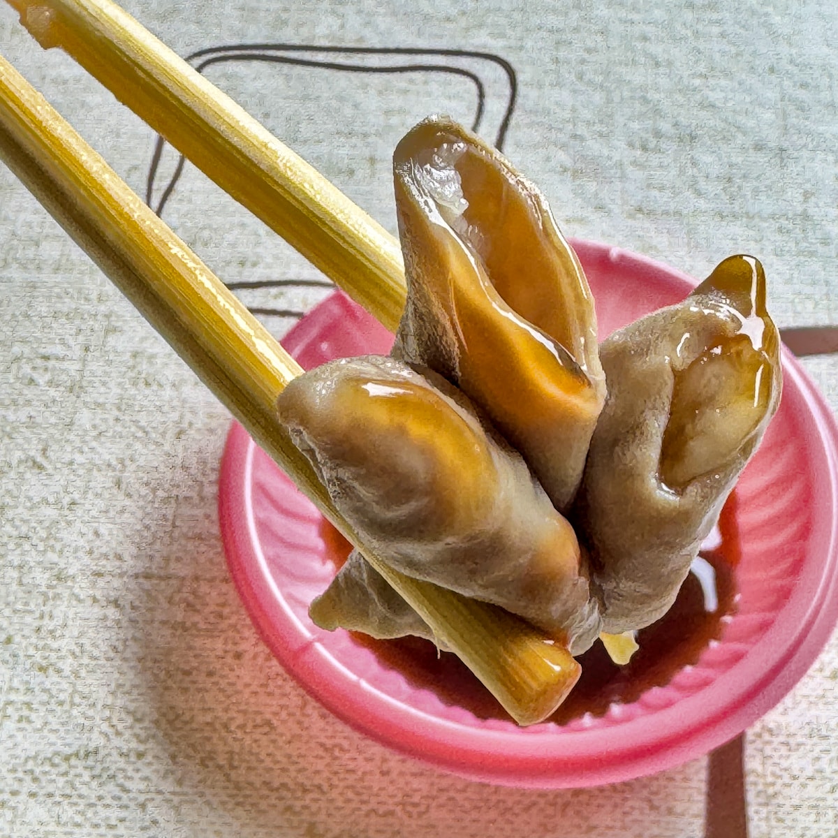 高雄輕軌美食巡禮｜陳媽媽古早味麵店：鹽埕邊界的午餐限定美味，還有超萌壽山公園站壁畫打卡！