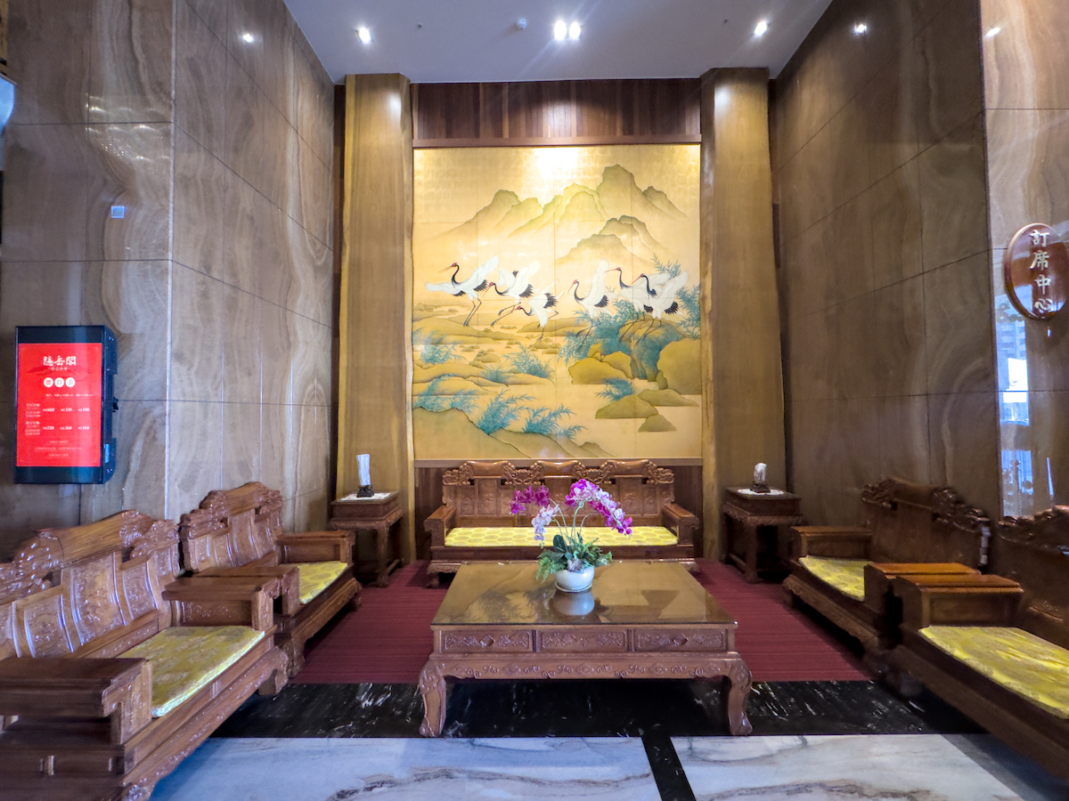 隱岳閣店內環境寬敞優雅，挑高設計結合東方風格裝飾，適合家庭聚餐與節慶慶祝