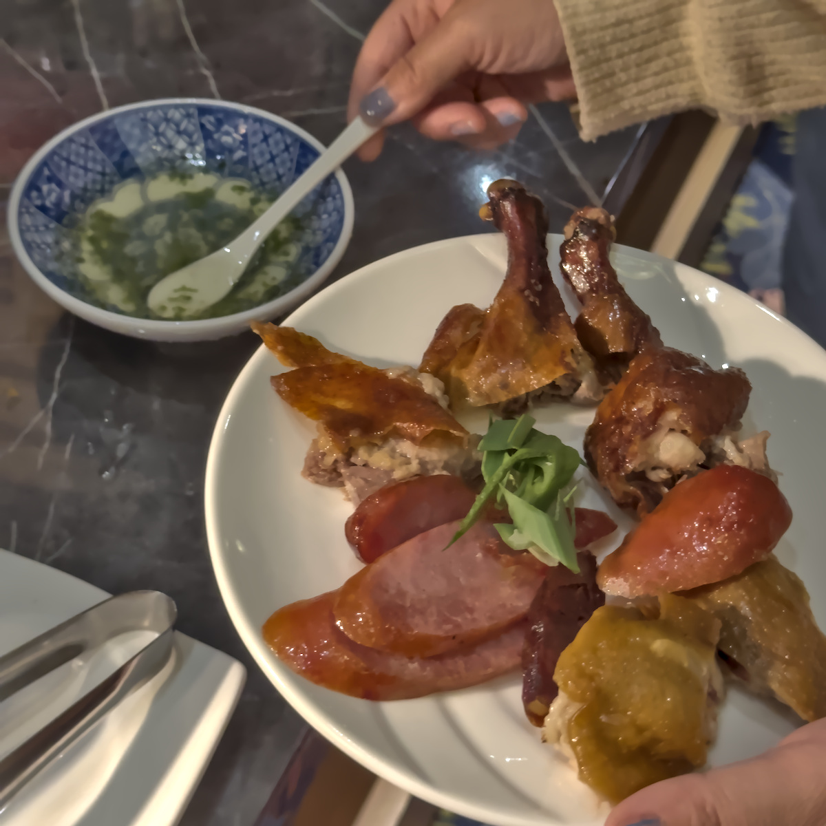 隱岳閣金黃誘人的烤鴨捲餅，由師傅現場製作，肉質鮮嫩皮脆口