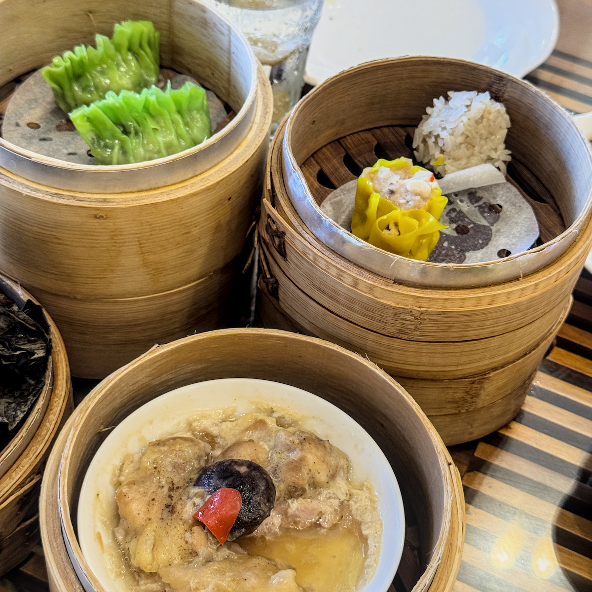 隱岳閣熱騰騰的港式小籠包與蒸點，皮薄餡多且充滿鮮甜湯汁