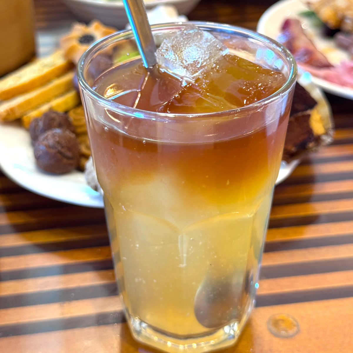 在隱岳閣一邊享用港式飲茶一邊品嚐精品咖啡，是極具層次的午茶體驗