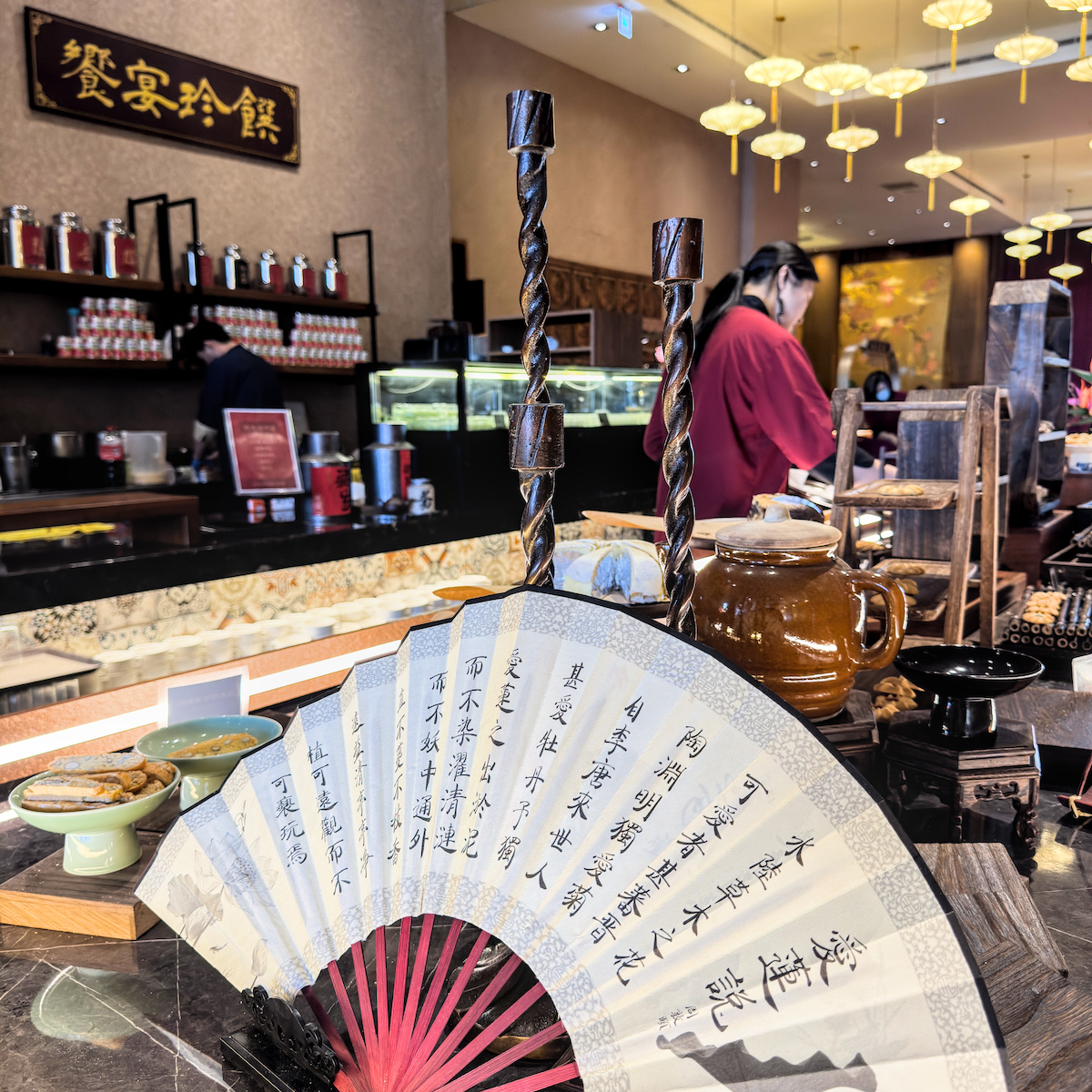 隱岳閣甜點吧，包含葡式蛋塔、精緻蛋糕與多種港式甜點，品項豐富