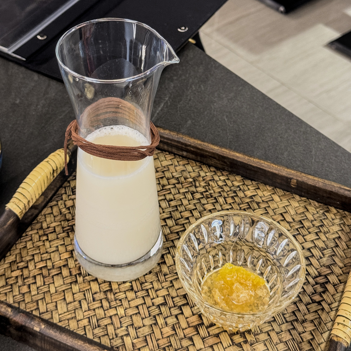 大王烤鰻魚必點調酒：蜂巢瑪格麗，整塊金色蜂巢浸泡於米酒中，視覺效果吸睛