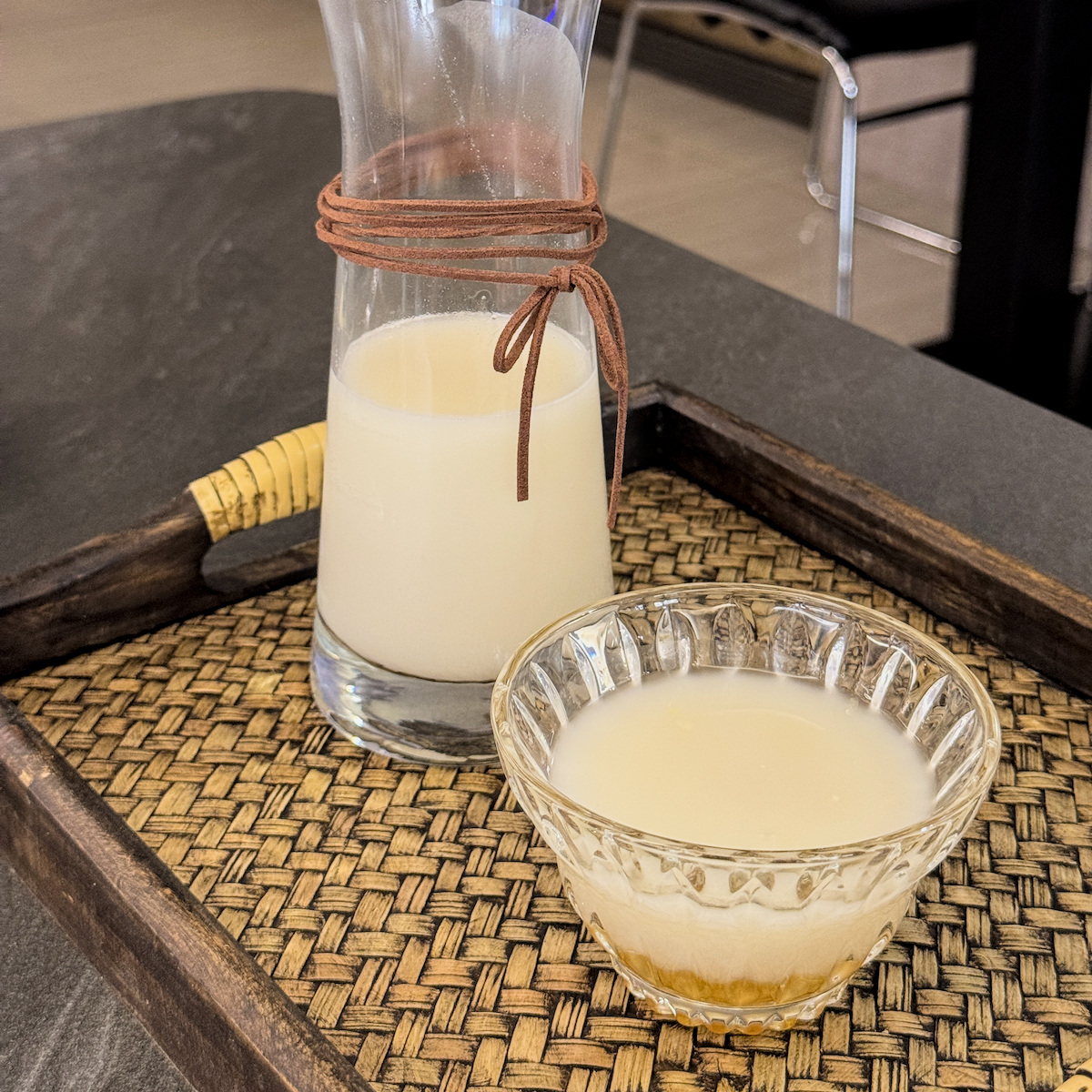韓式瑪格麗米酒與整塊新鮮蜂巢的特寫，帶有清甜蜂蜜香味
