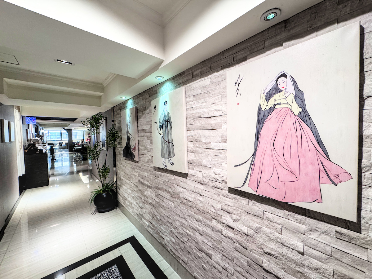 大王烤鰻魚寬敞明亮的用餐環境，簡約韓風裝潢適合家庭聚餐與商務聚會