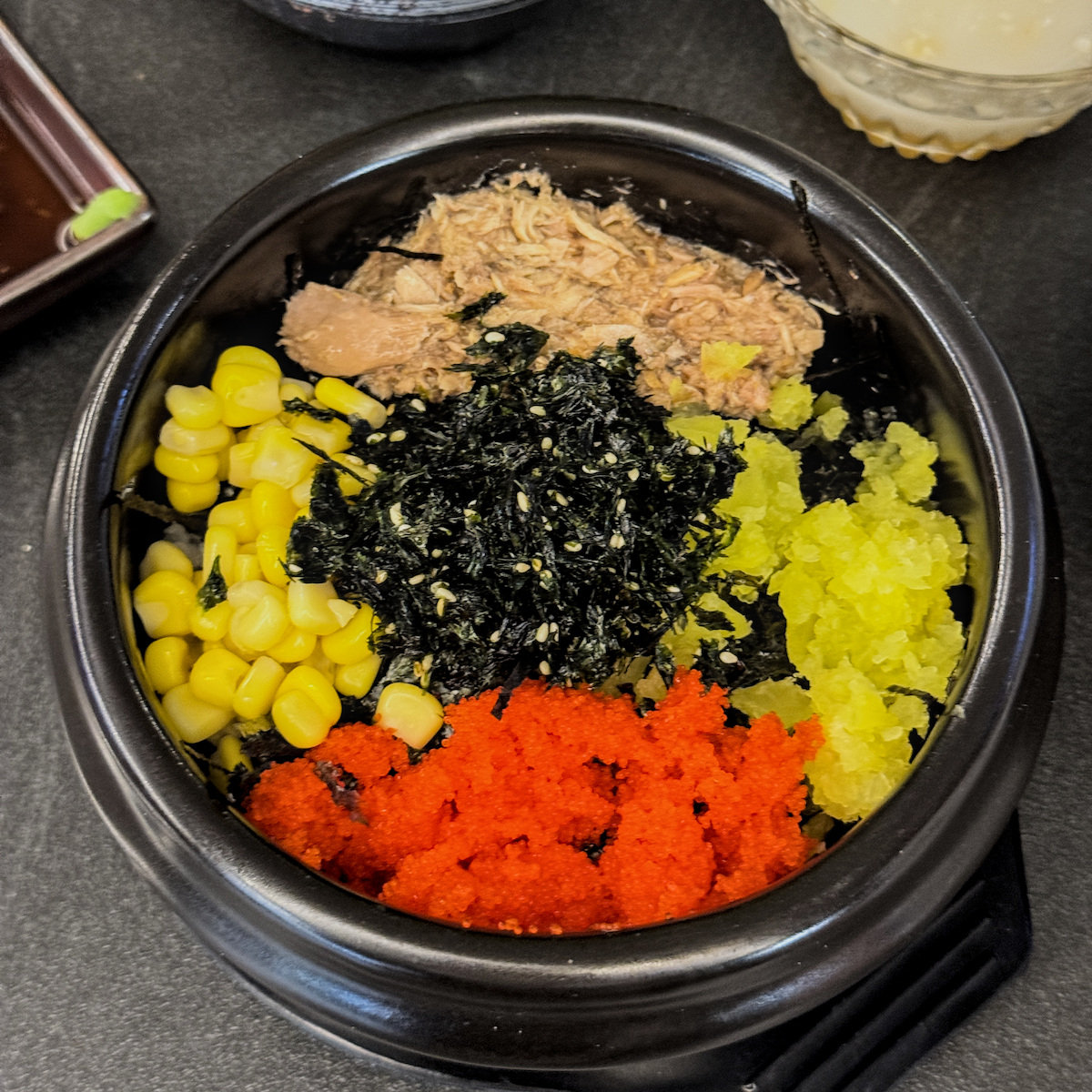 未拌勻前的魚子海苔拌飯，滿滿的魚子、海苔與黃蘿蔔，視覺效果豐富