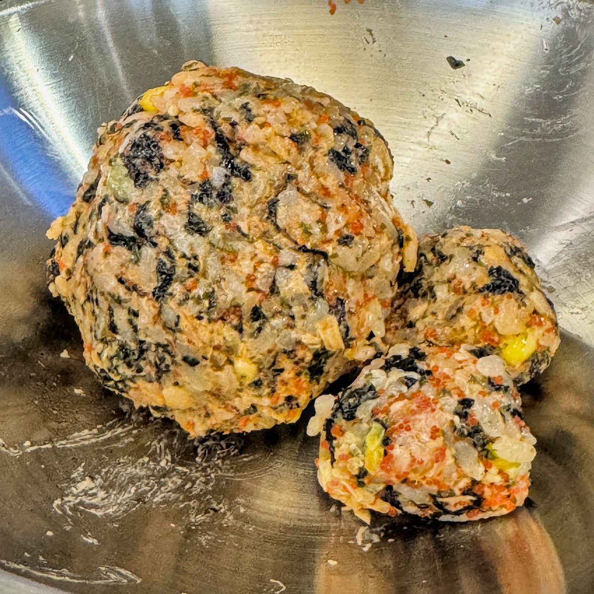 捏好後的圓滾滾魚子海苔拳頭飯，每一口都能吃到爆開的魚子層次