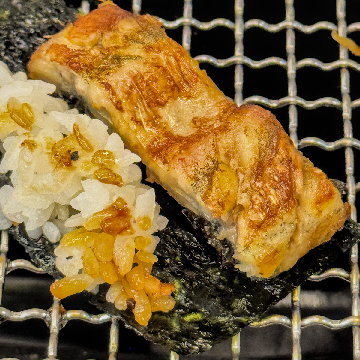 使用生菜包入鰻魚、泡菜等配料的豪邁韓式吃法示範