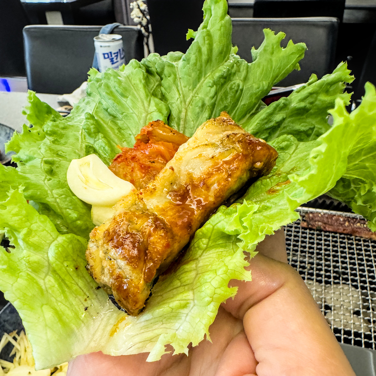 烤鰻魚搭配特製紅醬與蒜片，辛香辣感與鰻魚油脂完美融合