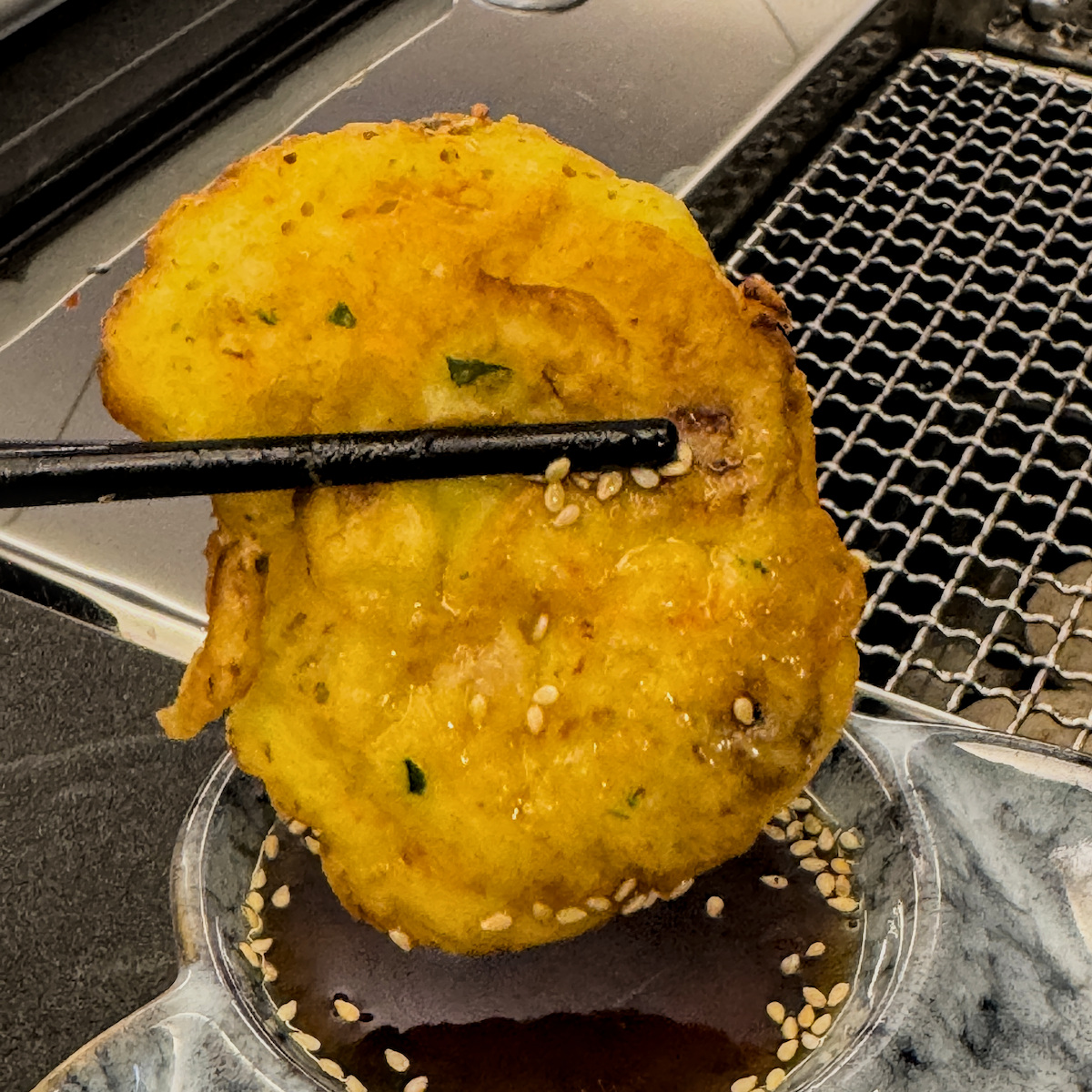 海鮮小煎餅剖面，展示紮實料多的內餡與恰到好處的麵糊比例