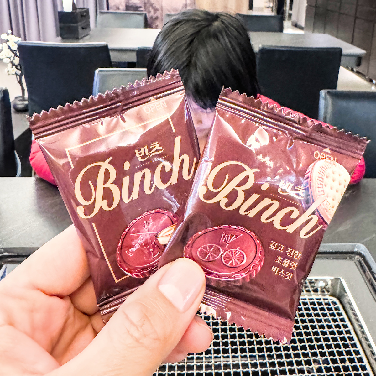 餐後驚喜小禮：韓國Binch巧克力餅乾包裝，精緻的餐後甜點選擇