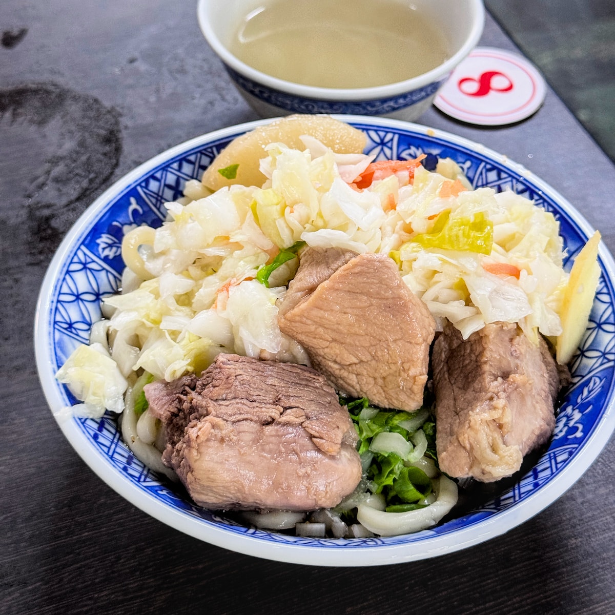 高雄美食|陳家豬肉麵專賣:鹽埕巷弄裡的厚實豬肉塊,加入酸爽泡菜的靈魂吃法! - 第5張圖 高雄美食|陳家豬肉麵專賣:鹽埕巷弄裡的厚實豬肉塊,加入酸爽泡菜的靈魂吃法!