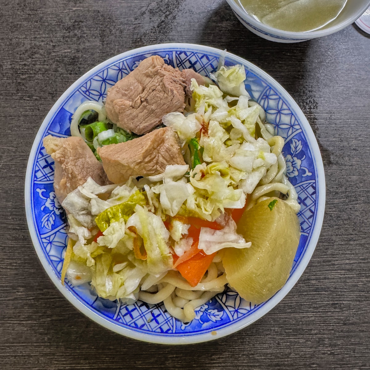 高雄美食|陳家豬肉麵專賣:鹽埕巷弄裡的厚實豬肉塊,加入酸爽泡菜的靈魂吃法! - 第4張圖 高雄美食|陳家豬肉麵專賣:鹽埕巷弄裡的厚實豬肉塊,加入酸爽泡菜的靈魂吃法!