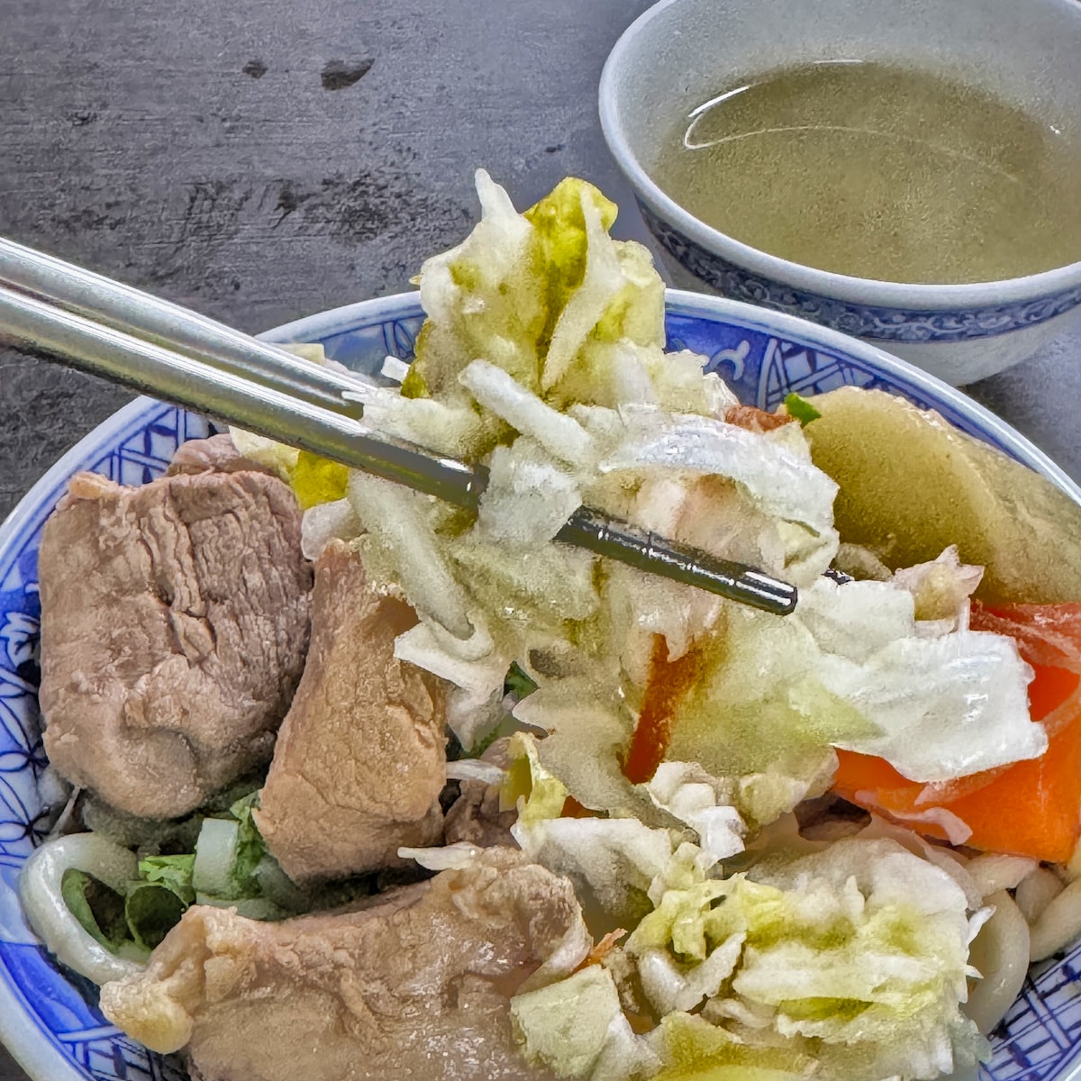 高雄美食|陳家豬肉麵專賣:鹽埕巷弄裡的厚實豬肉塊,加入酸爽泡菜的靈魂吃法! - 第8張圖 高雄美食|陳家豬肉麵專賣:鹽埕巷弄裡的厚實豬肉塊,加入酸爽泡菜的靈魂吃法!