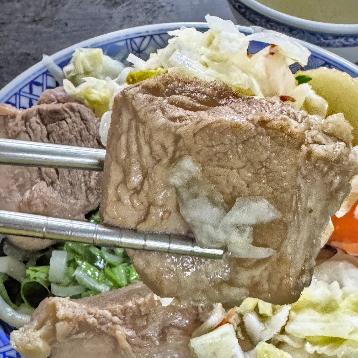 高雄美食|陳家豬肉麵專賣:鹽埕巷弄裡的厚實豬肉塊,加入酸爽泡菜的靈魂吃法! - 第6張圖 高雄美食|陳家豬肉麵專賣:鹽埕巷弄裡的厚實豬肉塊,加入酸爽泡菜的靈魂吃法!