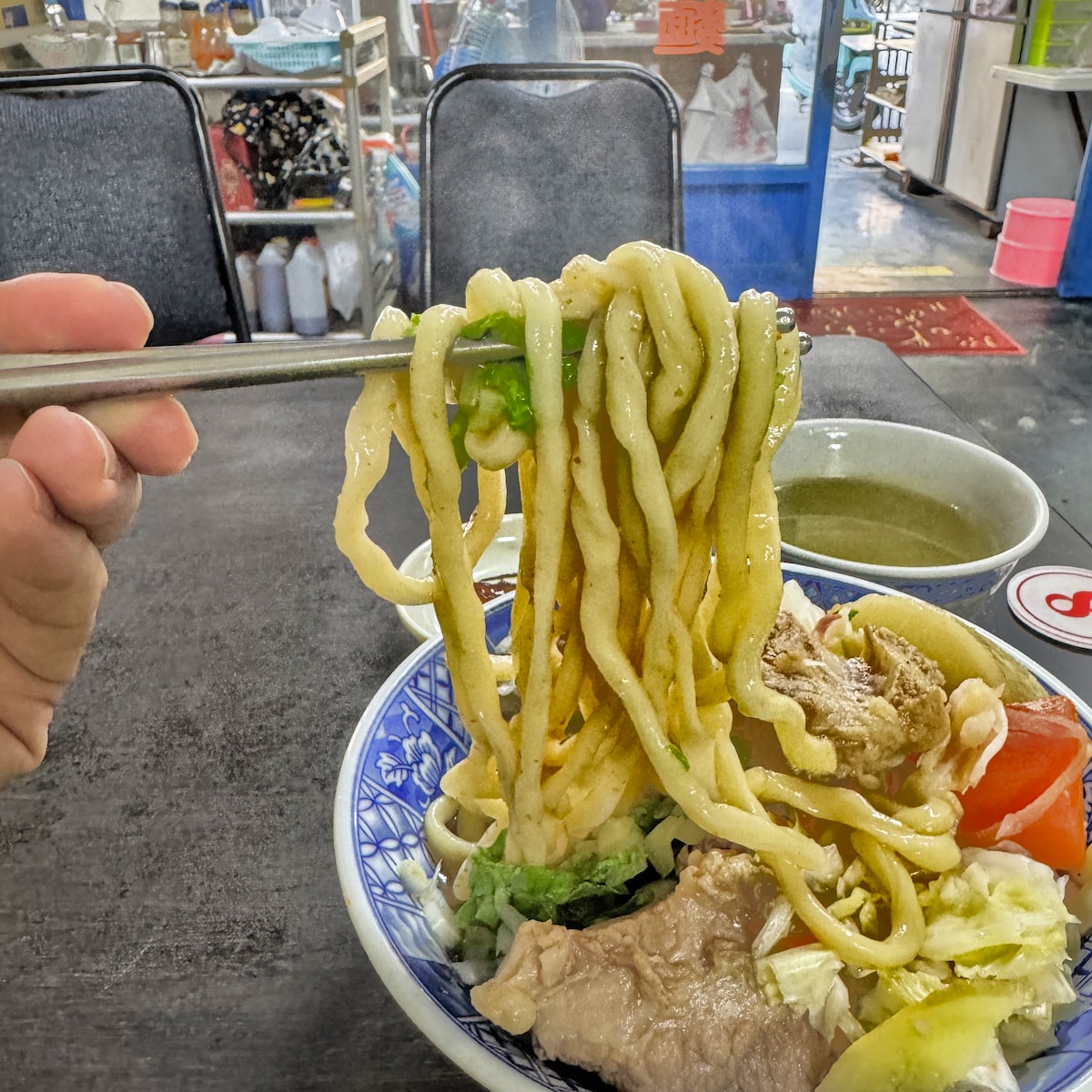 高雄美食|陳家豬肉麵專賣:鹽埕巷弄裡的厚實豬肉塊,加入酸爽泡菜的靈魂吃法! - 第11張圖 高雄美食|陳家豬肉麵專賣:鹽埕巷弄裡的厚實豬肉塊,加入酸爽泡菜的靈魂吃法!