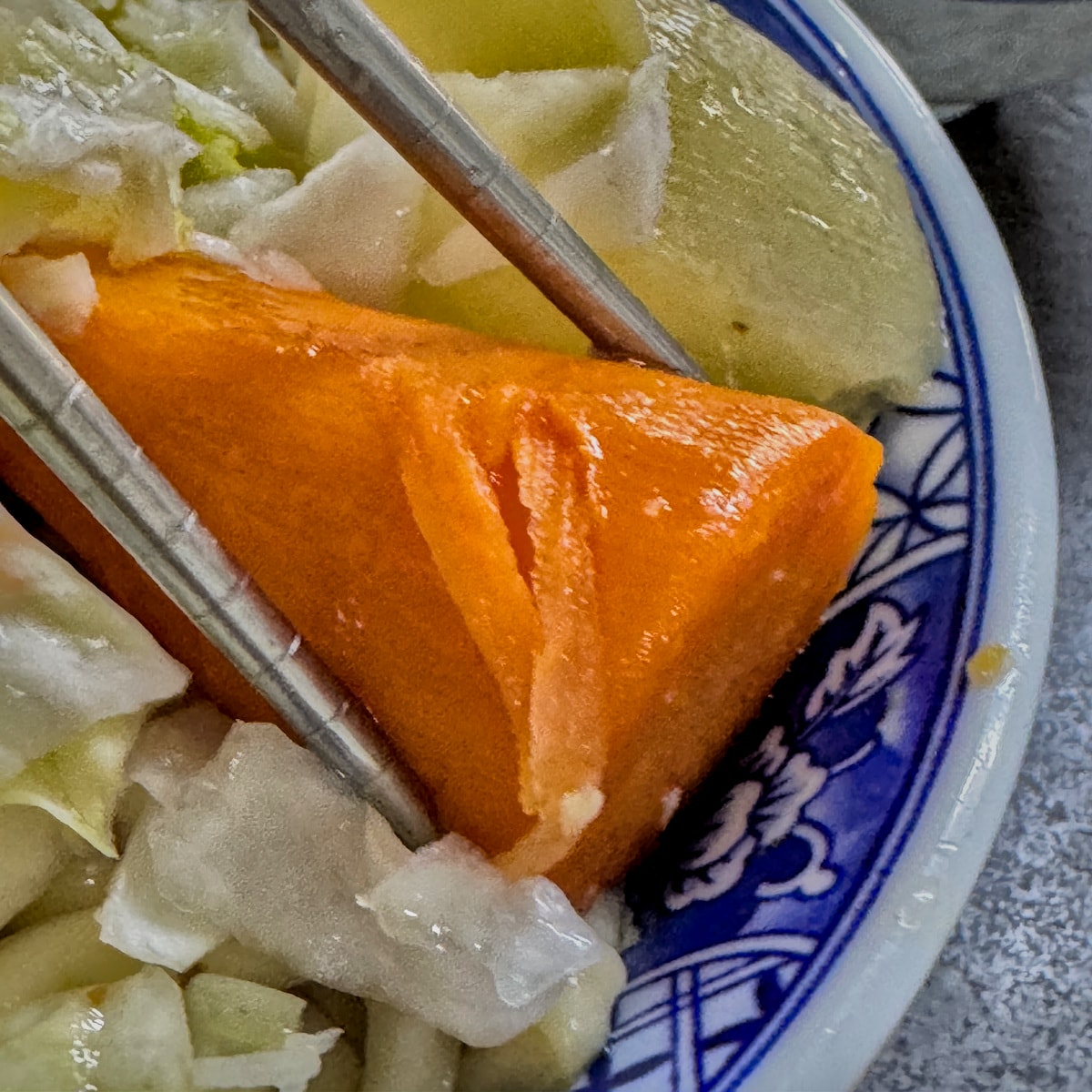 高雄美食|陳家豬肉麵專賣:鹽埕巷弄裡的厚實豬肉塊,加入酸爽泡菜的靈魂吃法! - 第9張圖 高雄美食|陳家豬肉麵專賣:鹽埕巷弄裡的厚實豬肉塊,加入酸爽泡菜的靈魂吃法!