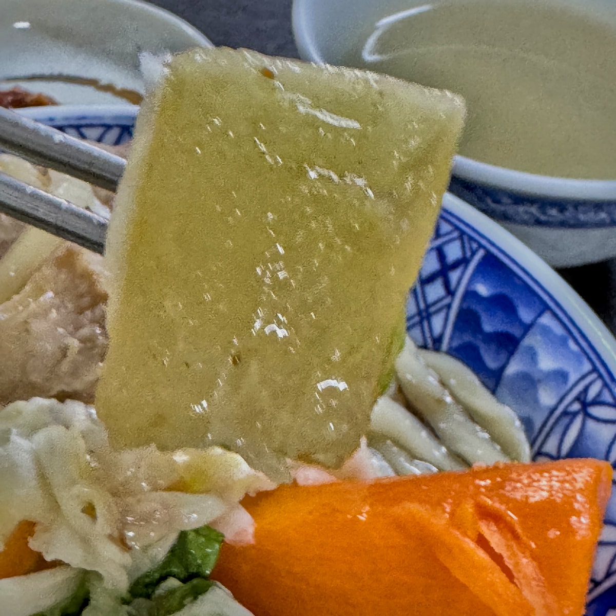 高雄美食|陳家豬肉麵專賣:鹽埕巷弄裡的厚實豬肉塊,加入酸爽泡菜的靈魂吃法! - 第10張圖 高雄美食|陳家豬肉麵專賣:鹽埕巷弄裡的厚實豬肉塊,加入酸爽泡菜的靈魂吃法!