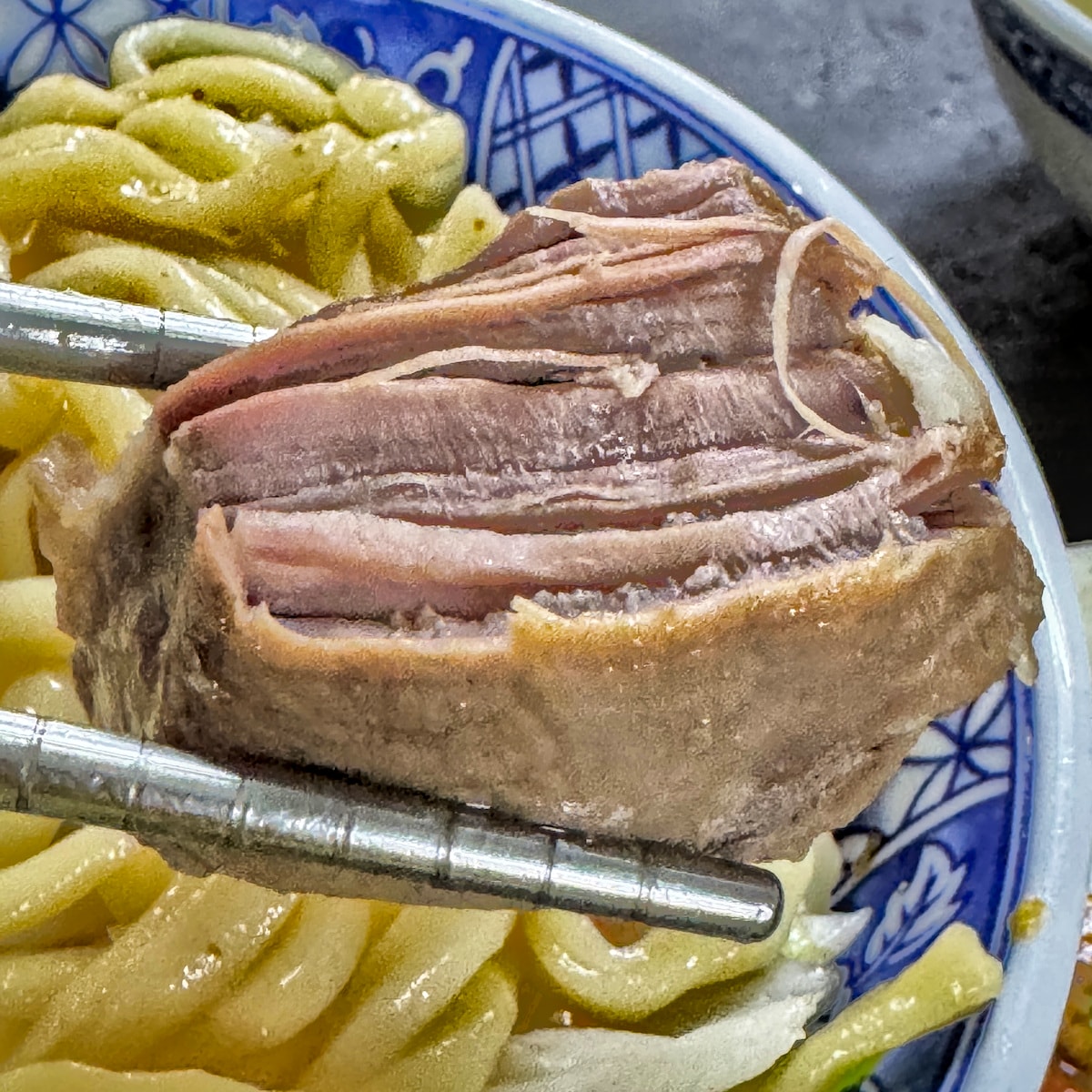 高雄美食|陳家豬肉麵專賣:鹽埕巷弄裡的厚實豬肉塊,加入酸爽泡菜的靈魂吃法! - 第7張圖 高雄美食|陳家豬肉麵專賣:鹽埕巷弄裡的厚實豬肉塊,加入酸爽泡菜的靈魂吃法!