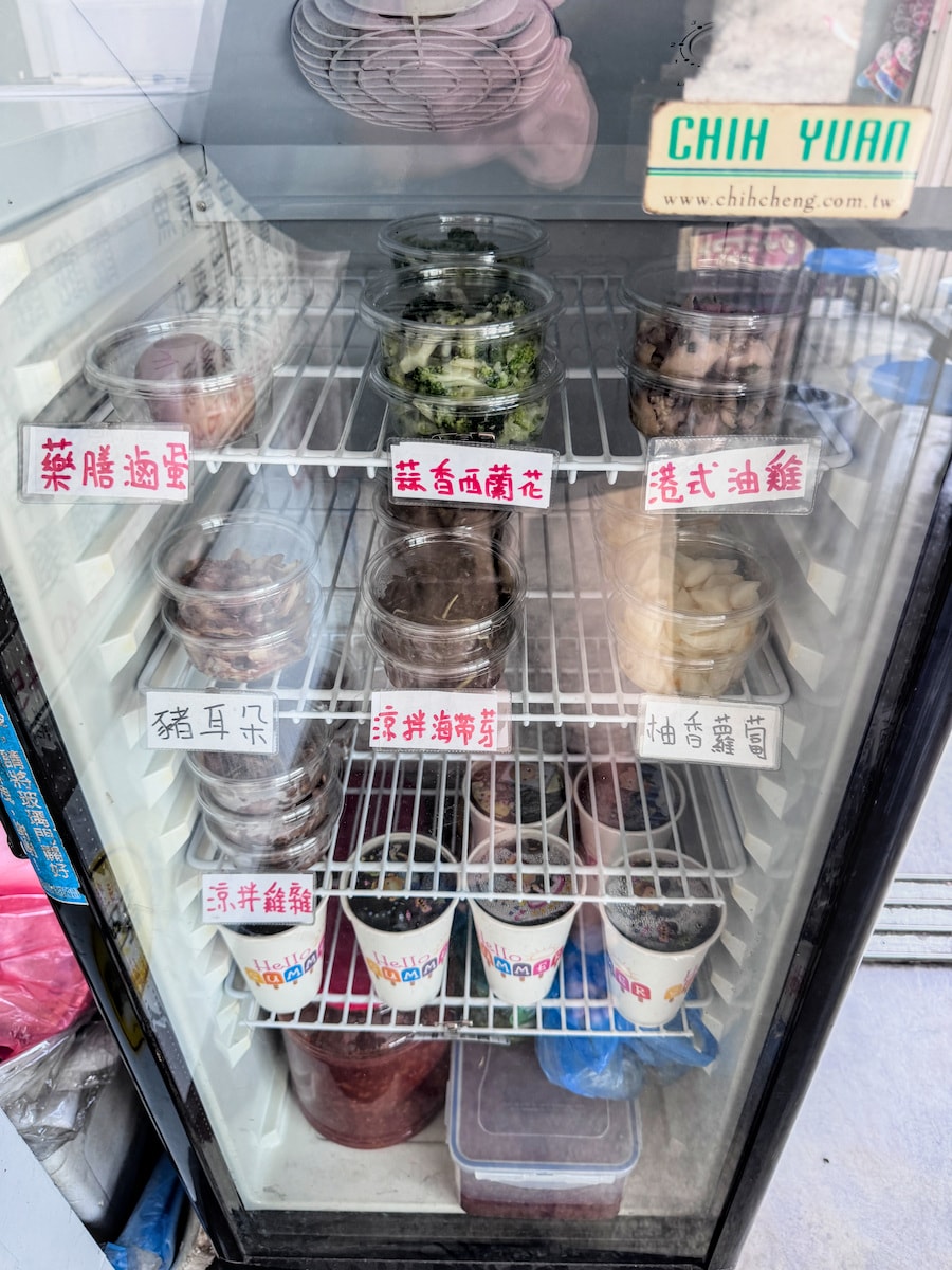 念姨麵館自取式小菜冰箱，提供蒜香西蘭花、港式油雞、柚香蘿蔔等精緻配菜