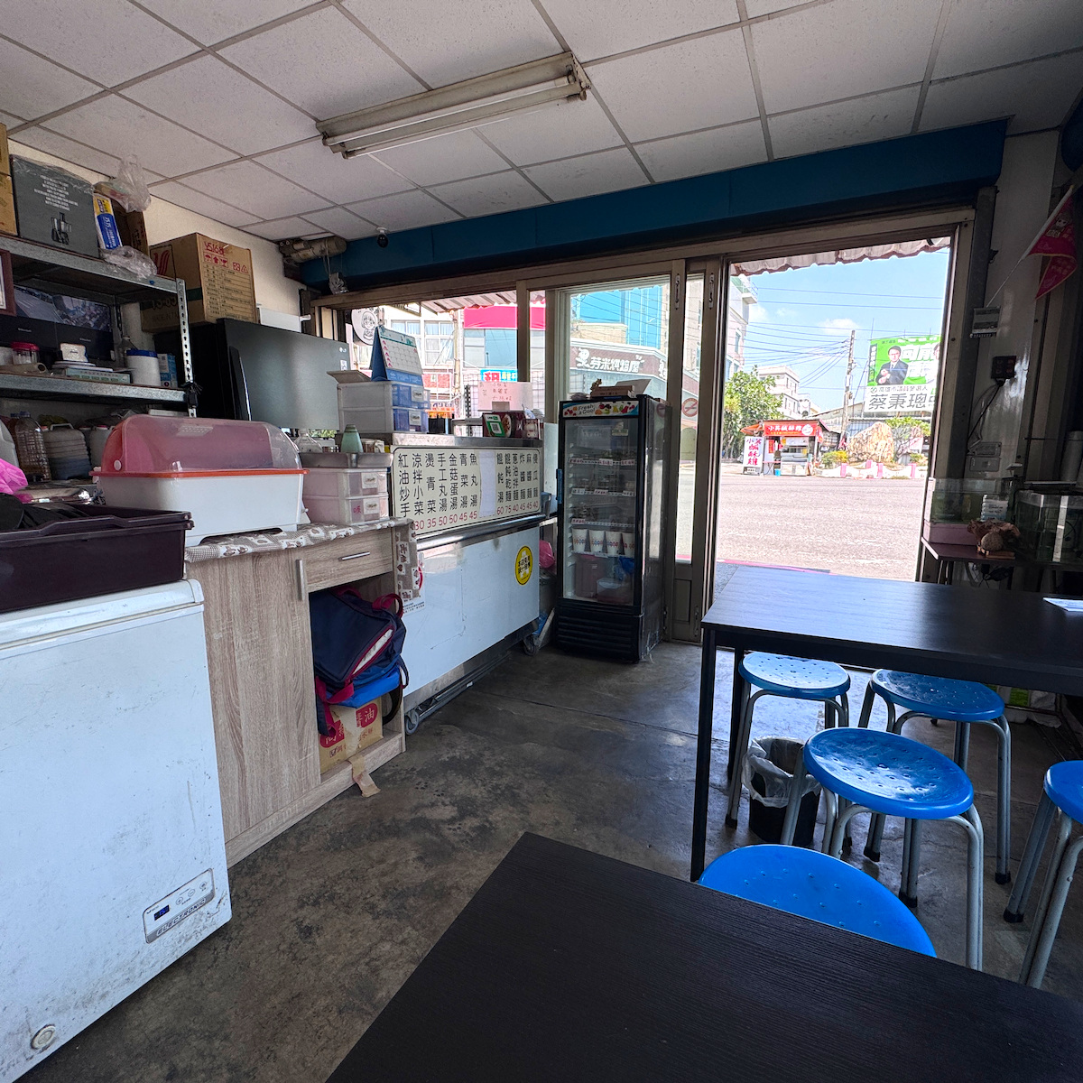 念姨麵館整潔明亮的室內用餐環境，提供舒適的座位與冷氣空間