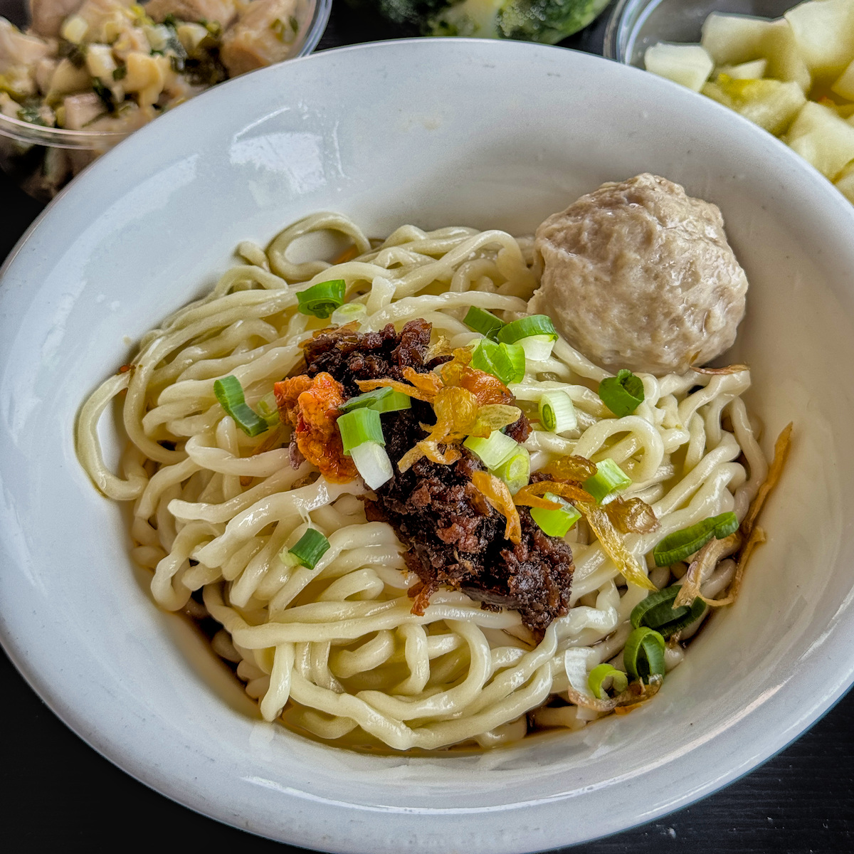 念姨麵館特製靈魂醬汁傻瓜麵，麵條吸飽醬汁並灑上蔥花與油蔥酥