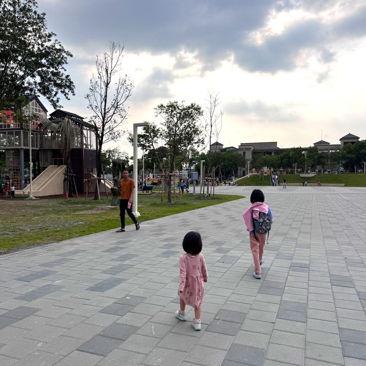 【屏東親子景點】九如巴轆公園全攻略：菸葉廠變身工業風遊戲塔，火車與公車一日遊行程規劃