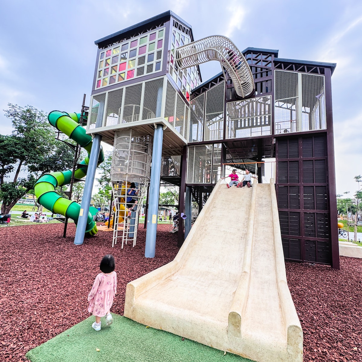 【屏東親子景點】九如巴轆公園全攻略：菸葉廠變身工業風遊戲塔，火車與公車一日遊行程規劃