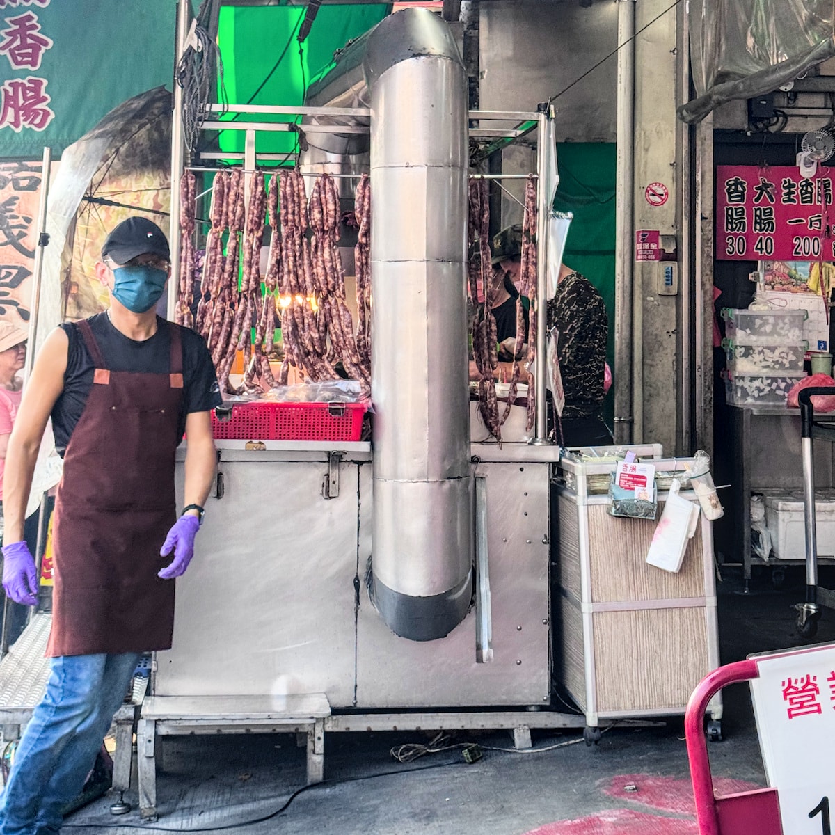 【高雄美食】大社嘉義黑香腸：在地人必吃炭烤下午茶，獨門黑香腸配靈魂醃蘿蔔！