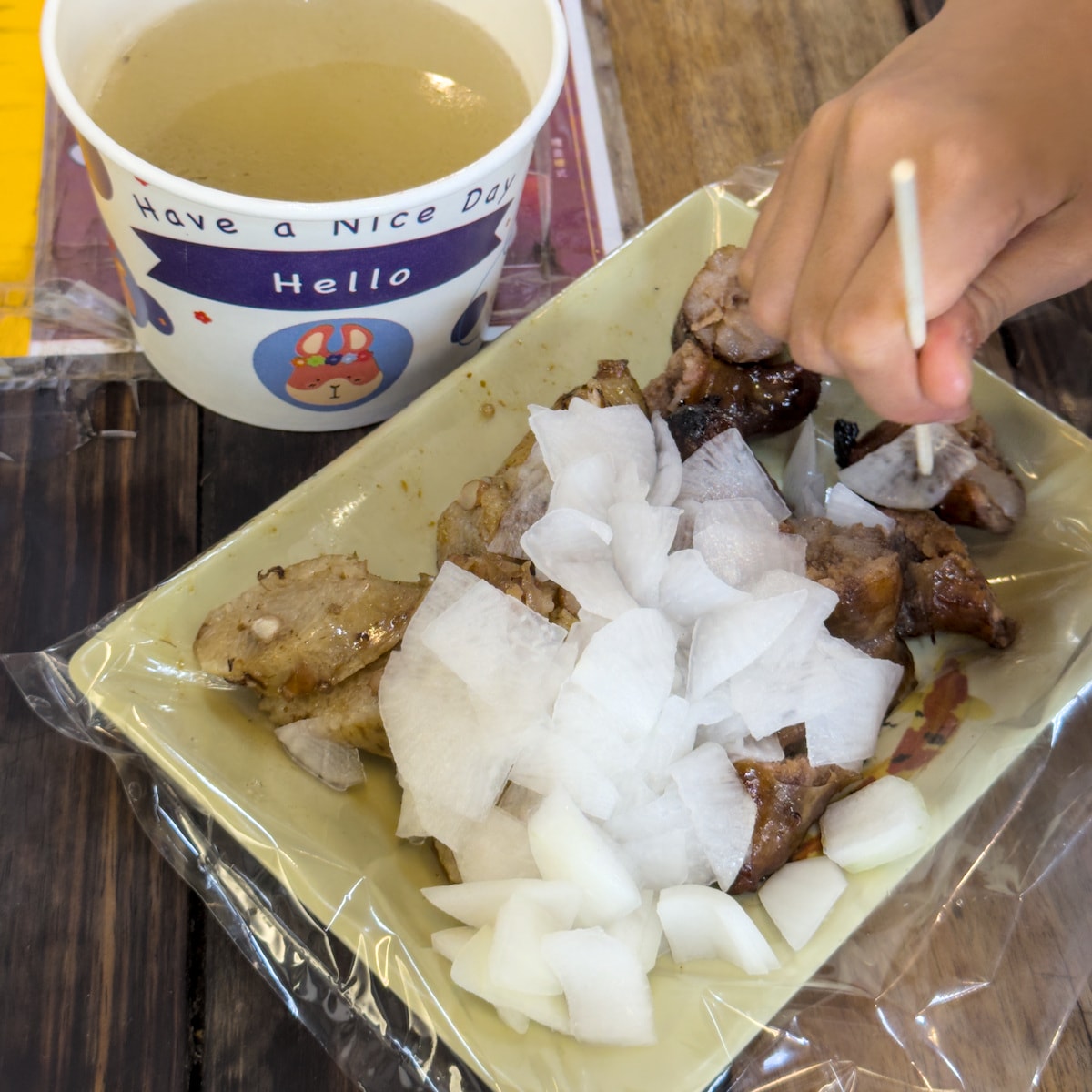 【高雄美食】大社嘉義黑香腸：在地人必吃炭烤下午茶，獨門黑香腸配靈魂醃蘿蔔！