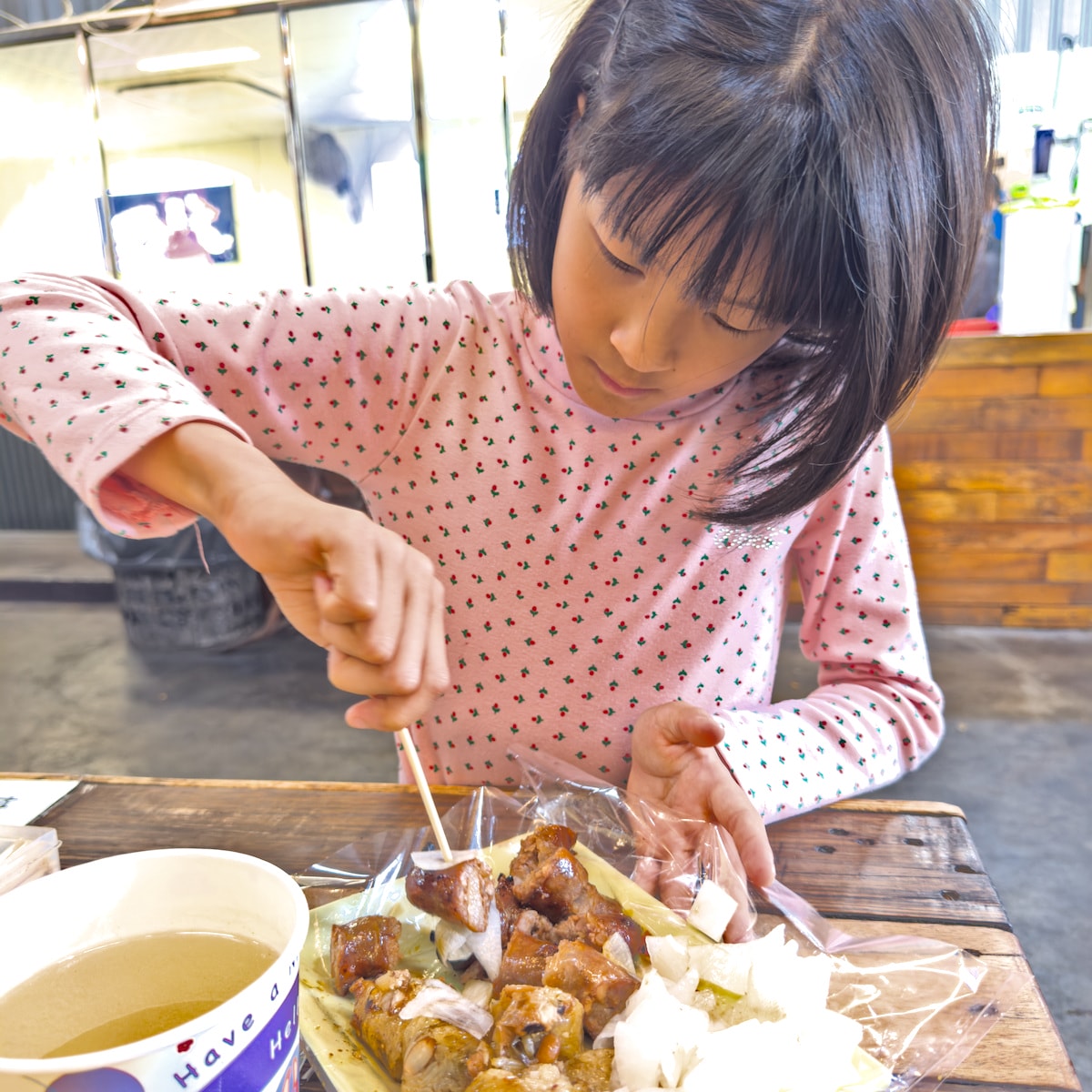 【高雄美食】大社嘉義黑香腸：在地人必吃炭烤下午茶，獨門黑香腸配靈魂醃蘿蔔！